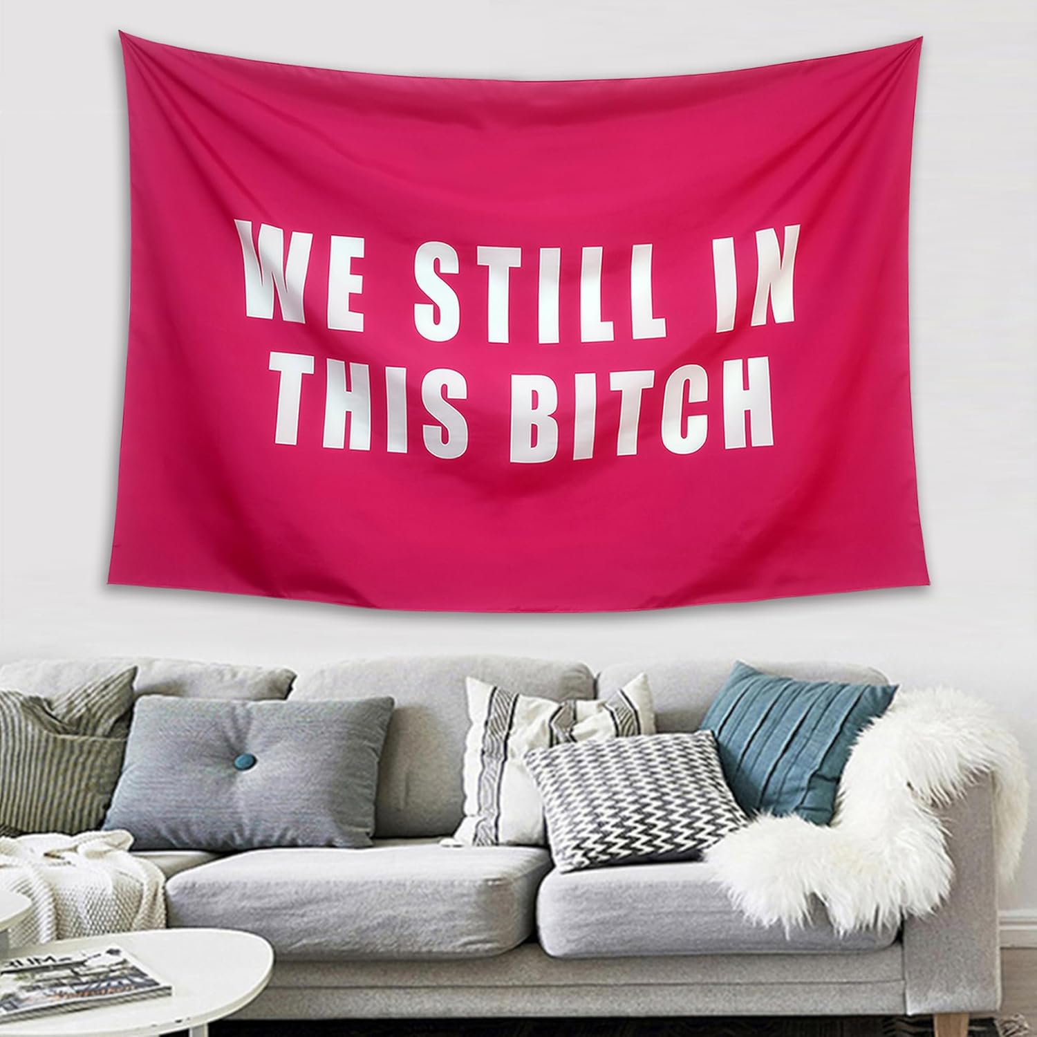 Woveruco Divertido tapiz rosa con Jared Hip Hop con texto en inglés “We Still in This B*tch”, tapiz de pared para colgar en la pared, dormitorio,