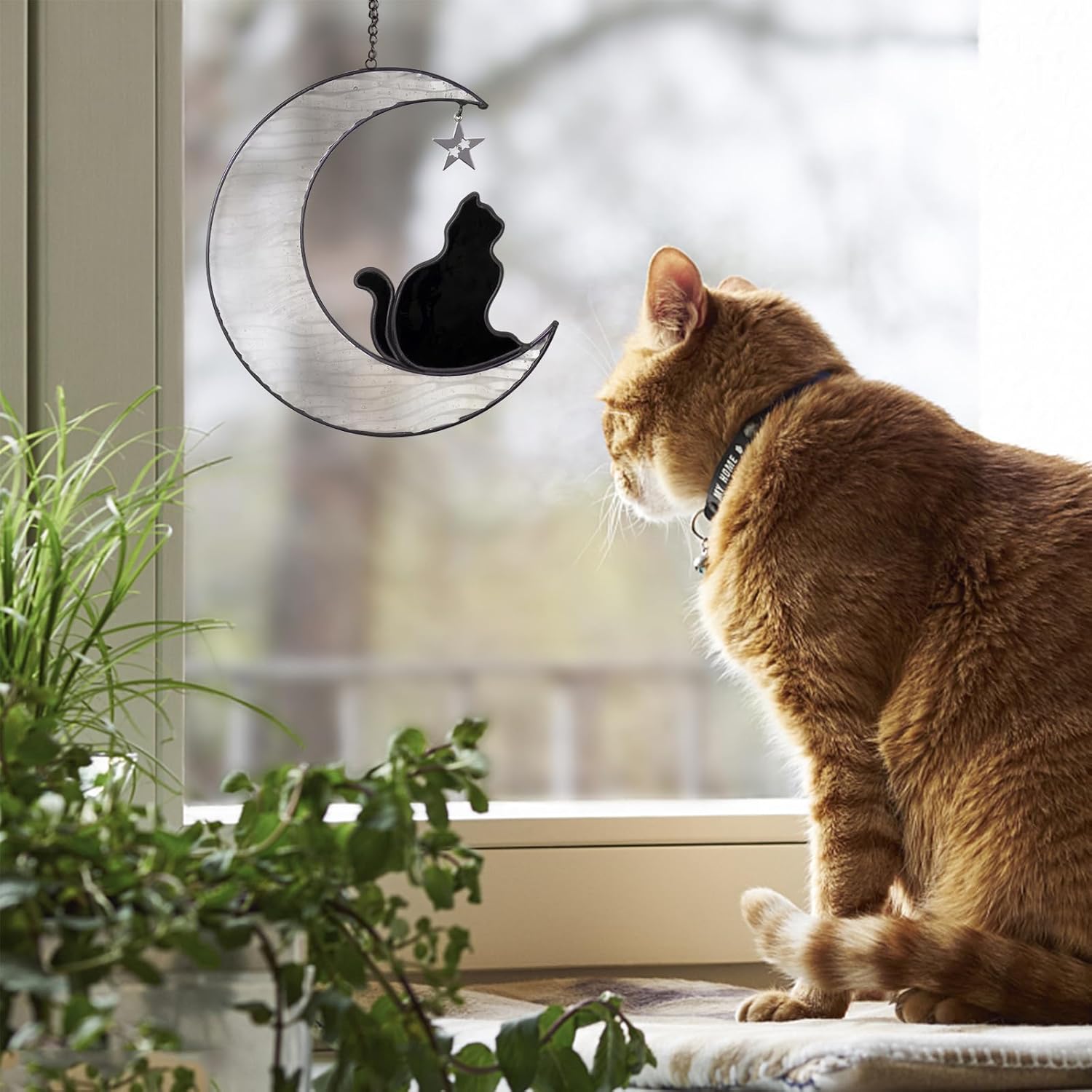TWOQZ Gato de vidrieras en luna blanca, regalos de gato para amantes de los gatos, atrapasoles de gato negro hecho a mano para colgar ventanas de