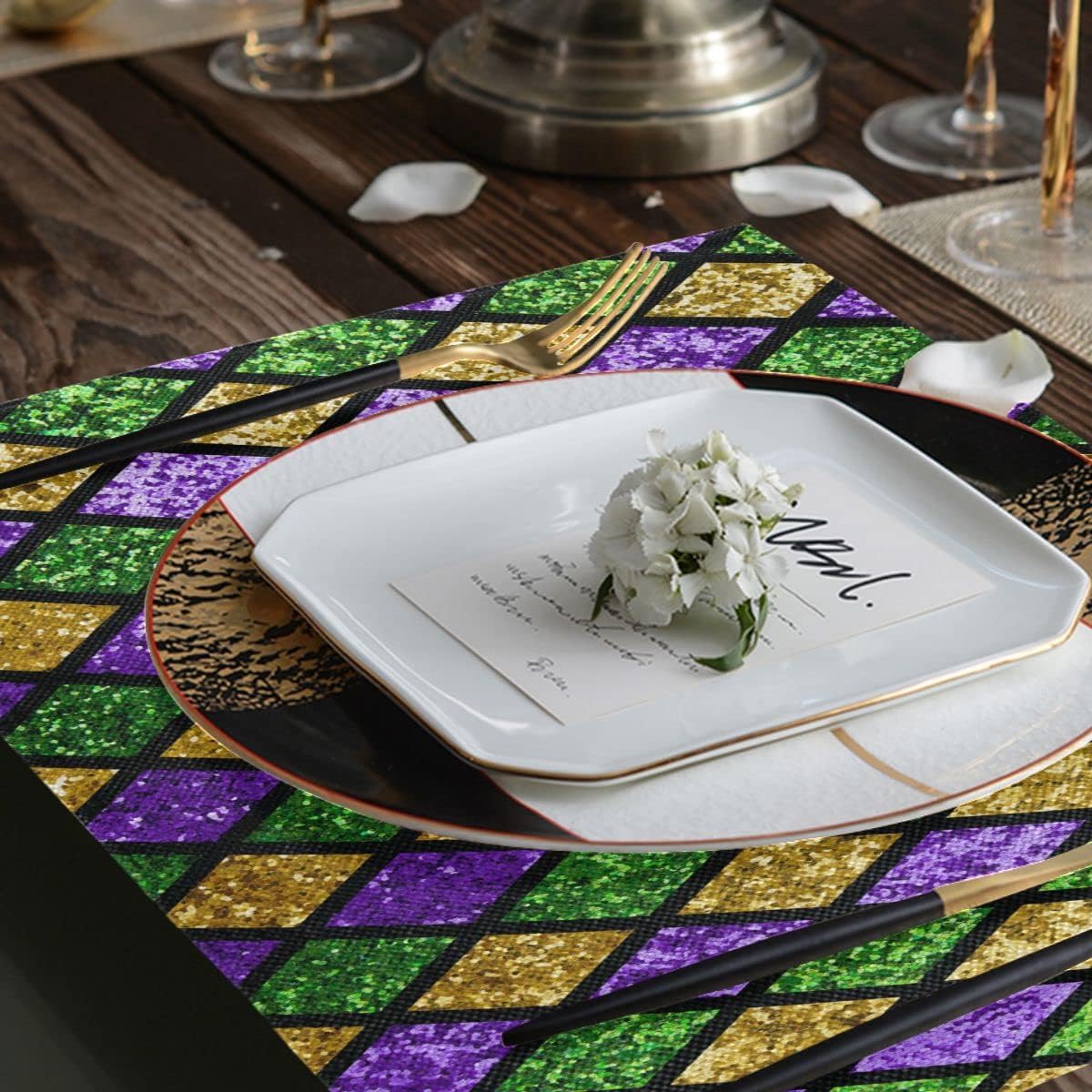 Happy Gardi Gras – Juego de 4 manteles individuales dorados, morados, verdes, máscara de flor de Lis con cuentas de confeti y plumas para fiesta de
