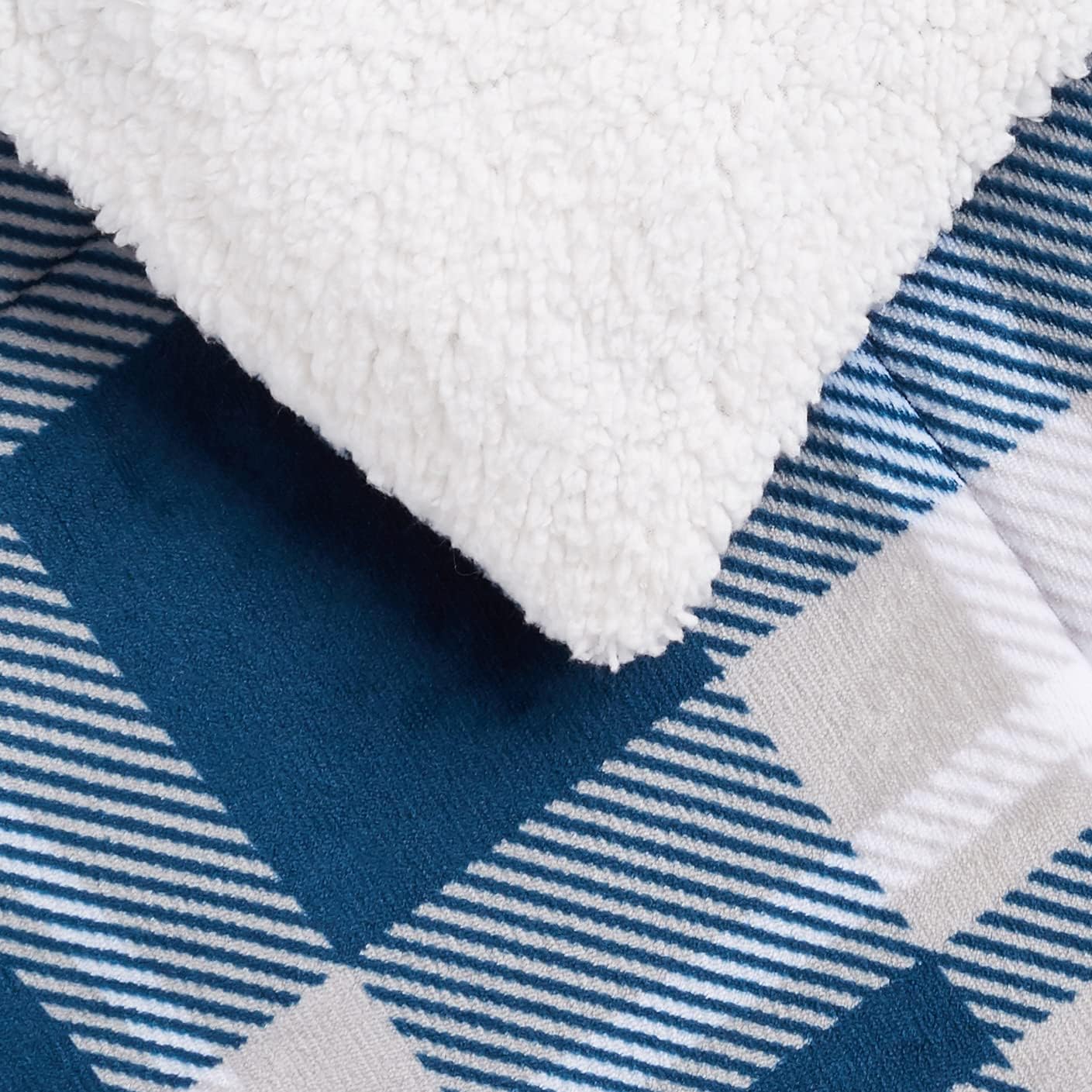 Tienda Basics Juego de cama ultrasuave de 3 piezas de microvisón sherpa, matrimonialqueen, cuadros azul marino
