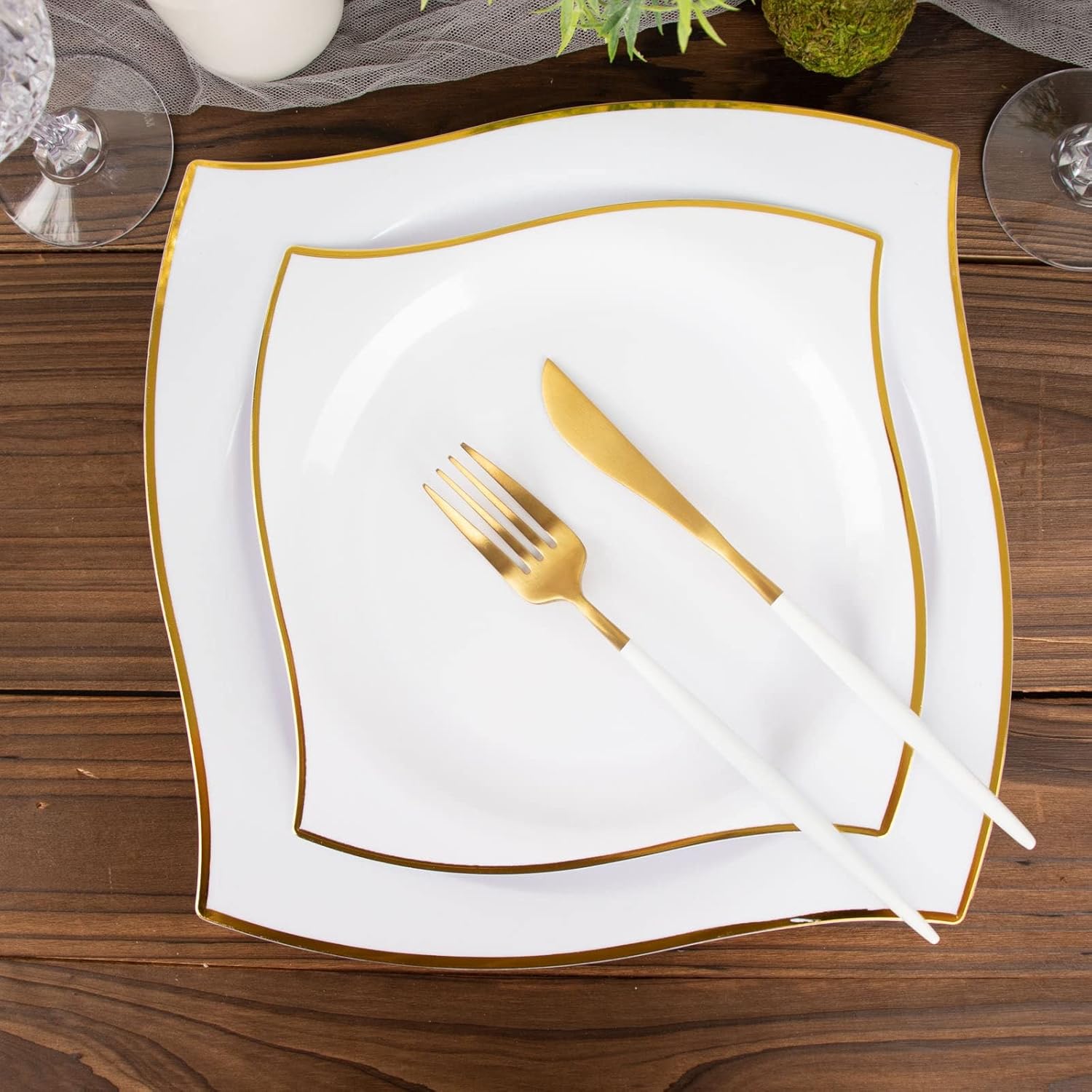 Efavormart – Paquete de 10 platos llanos cuadrados de plástico duro con borde ondulado blancodorado de 8 pulgadas, platos desechables para fiestas