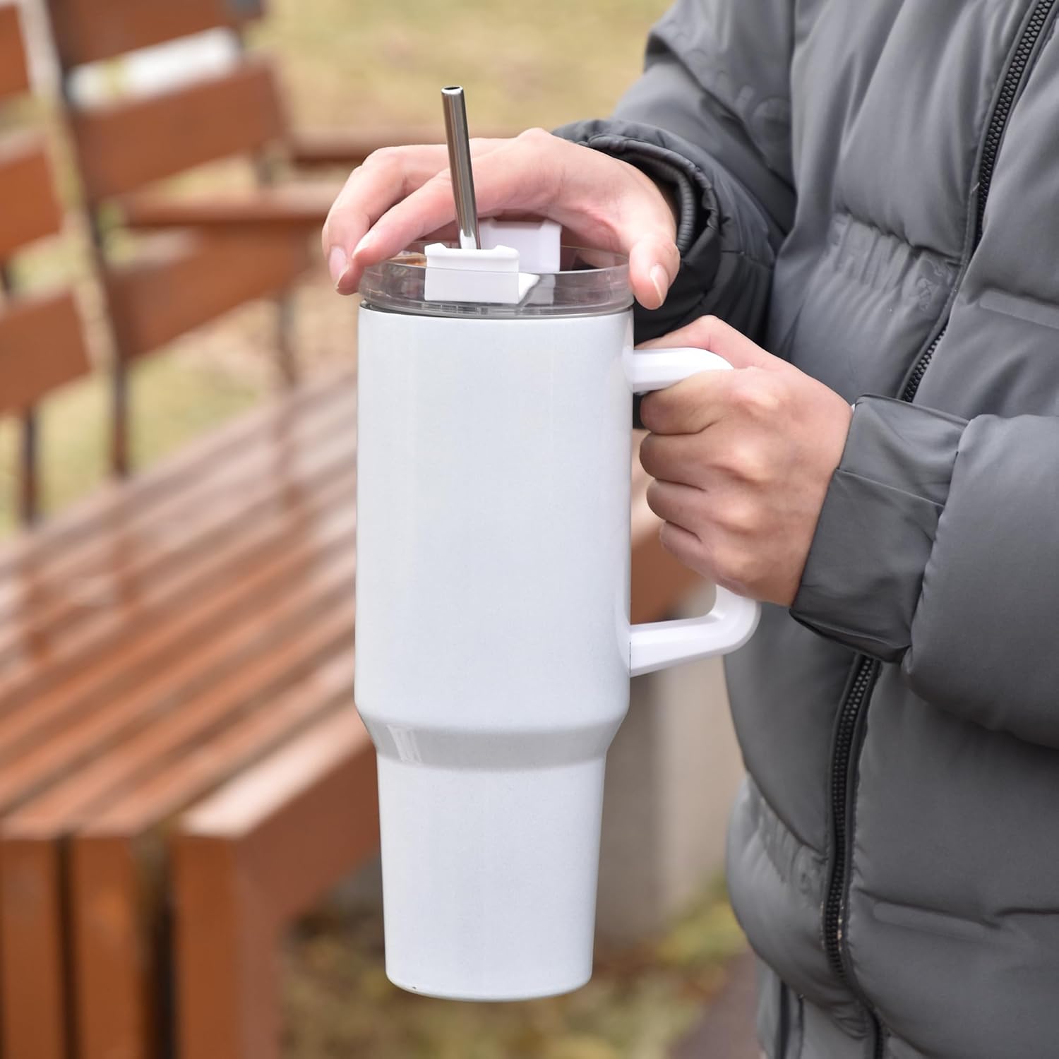 AGH Paquete de 4 vasos de 40 onzas de sublimación blanco brillante con popote y tapa de acero inoxidable, vasos aislados al vacío de doble pared