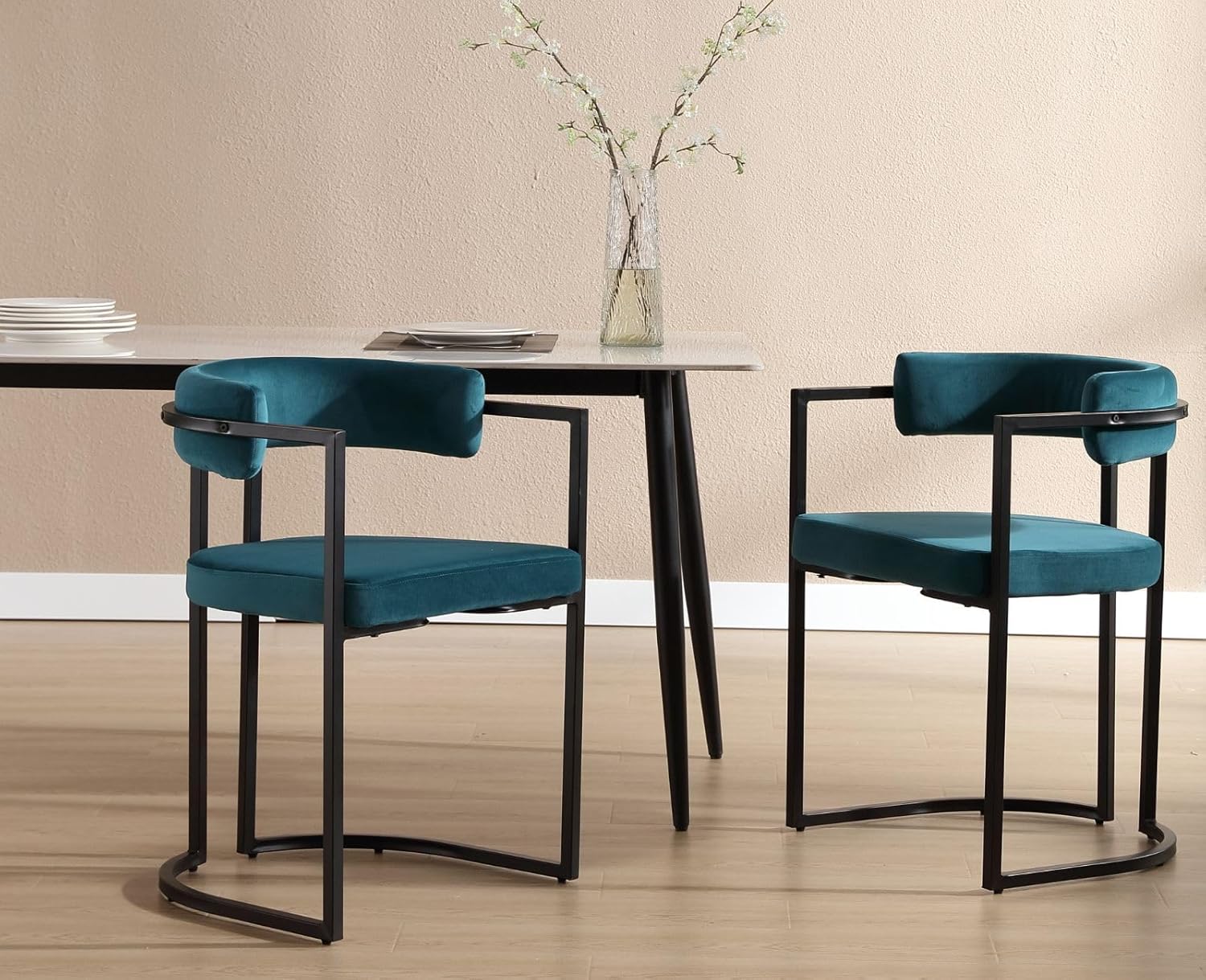 ZSARTS Modern Barrel – Juego de 4 sillas de comedor de terciopelo verde azulado con brazos, sillas de cocina tapizadas con marco de metal negro para