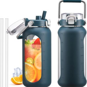 BLUEGO Botella de agua de vidrio de 64 onzas, botellas de agua con mango de acero inoxidable y popote, botella de agua motivacional de medio galón BLUEGO Botella de agua de vidrio de 64 onzas, botellas de agua con mango de acero inoxidable y popote, botella de agua motivacional de medio galón