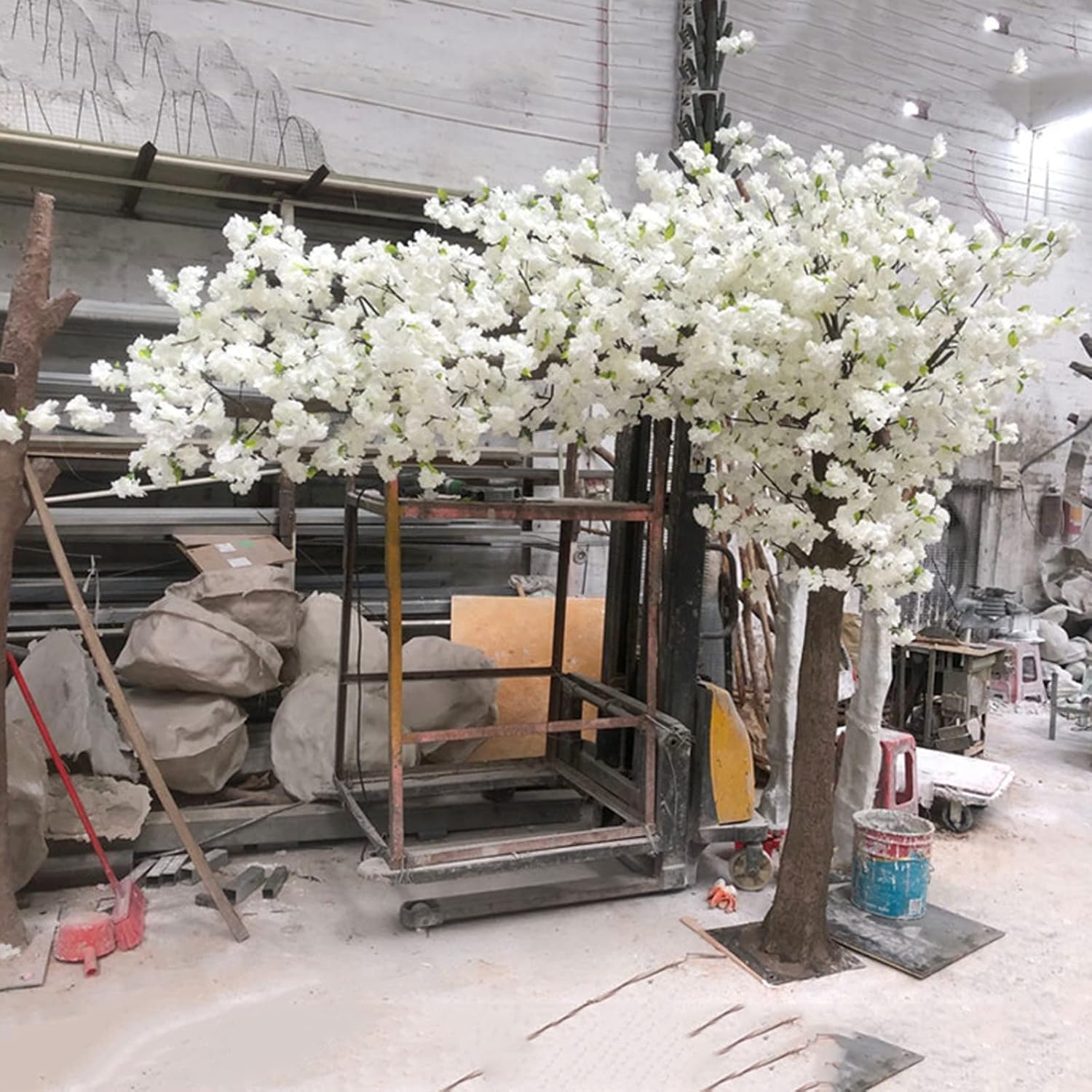 Árbol de cerezo artificial  Impresionantes flores blancas de Sakura  Decoración de hotel para interiores y exteriores  4.9 ft de altura por 4.9 ft