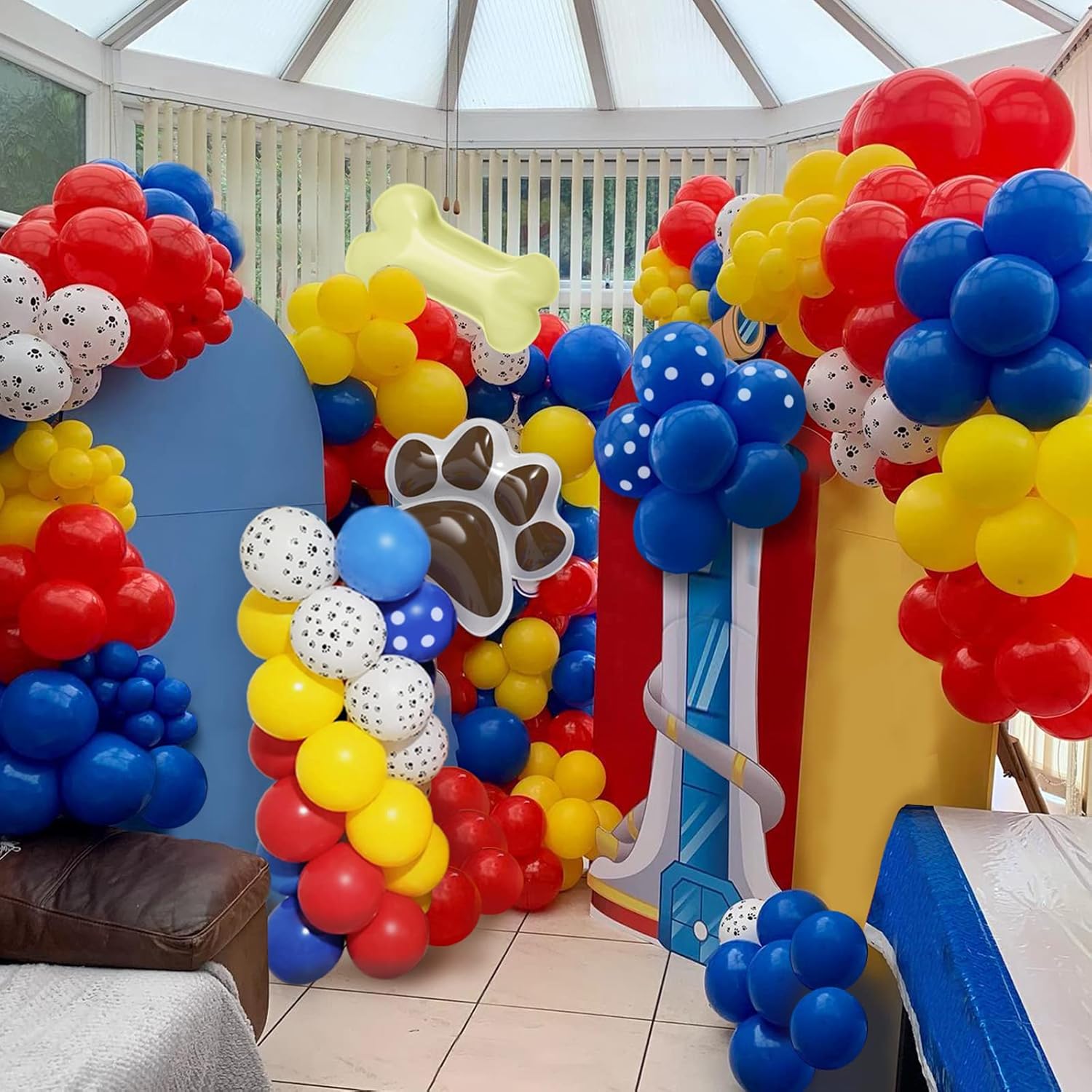 Kit de guirnalda de globos de cumpleaños con patas de perro rojas, amarillas, azules, globos manchados azules y globos de papel de aluminio de hueso