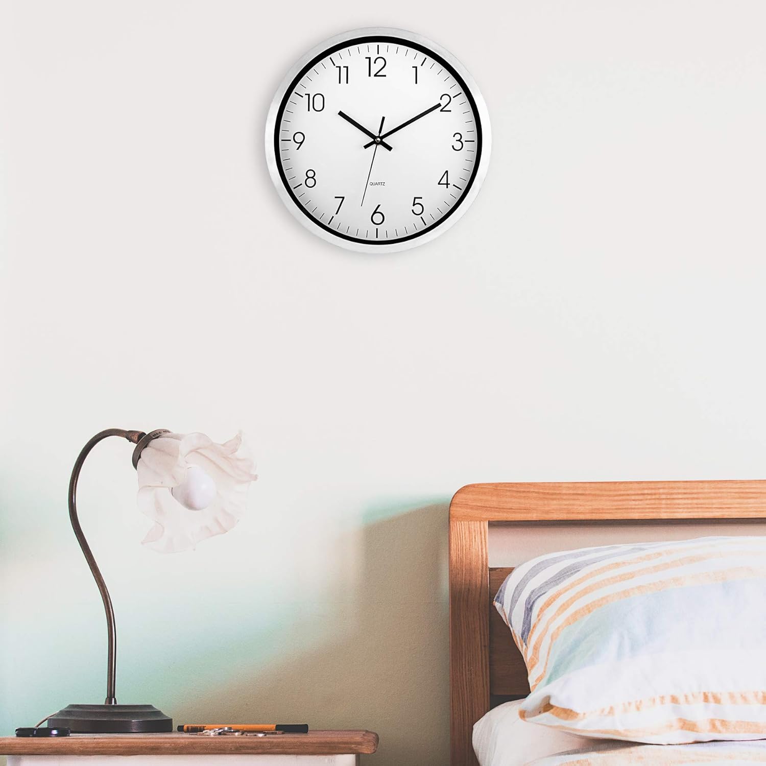 Lumuasky Reloj de pared de metal, funciona con pilas, silencioso, sin tictac, de acero inoxidable, de 12 pulgadas, para escuela, oficina, hogar