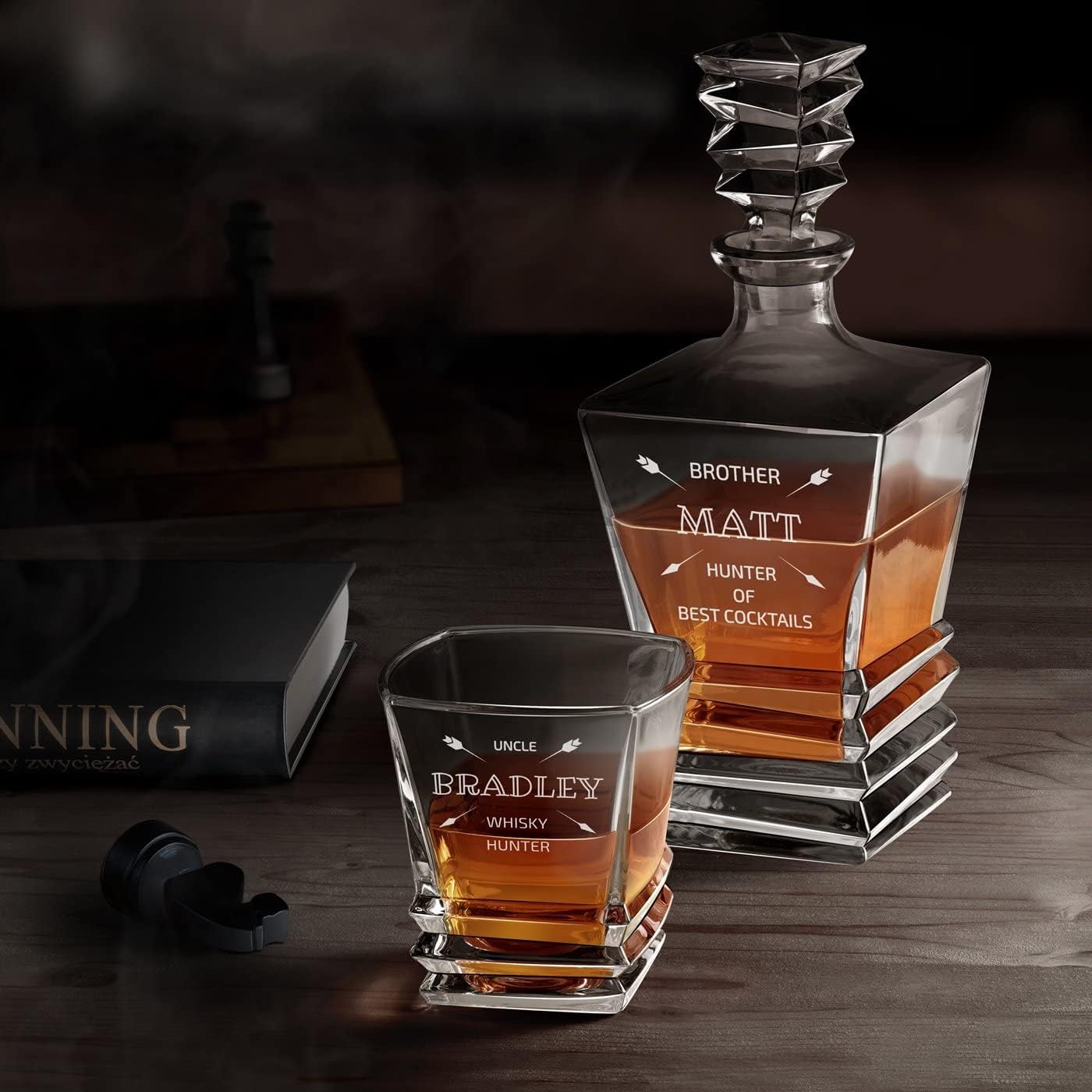 Maverton Juego de whisky grabado para hombre – Elegante jarra geométrica con 6 vasos para él – Juego geométrico con grabado – Barware personalizado