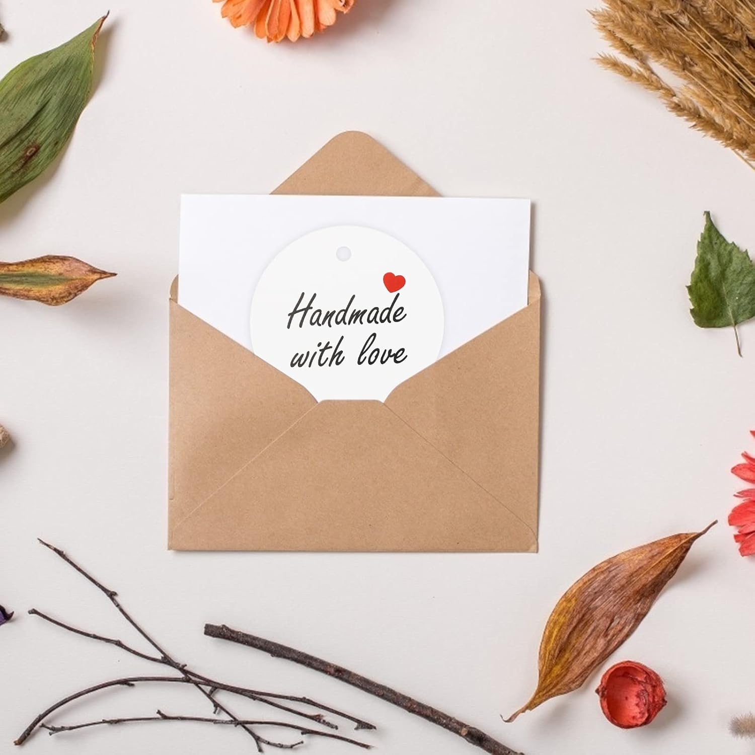 jijAcraft 100 etiquetas de amor hechas a mano, 100 etiquetas de regalo de papel blanco con cuerda, hechas con etiquetas de envoltura de regalo de