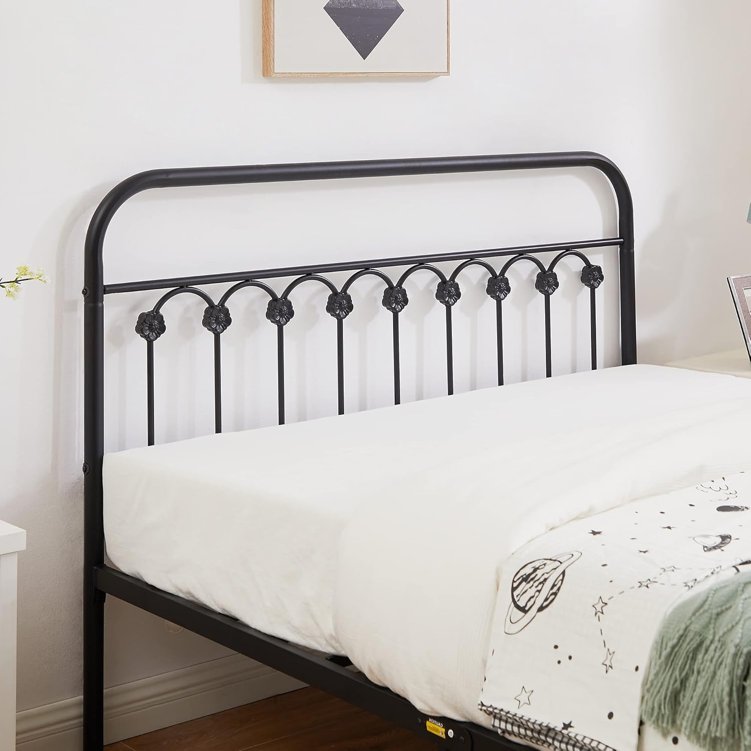VECELO Base de cama clásica de metal con cabecera y estribo de estilo victoriano, no necesita somier, tamaño Queen