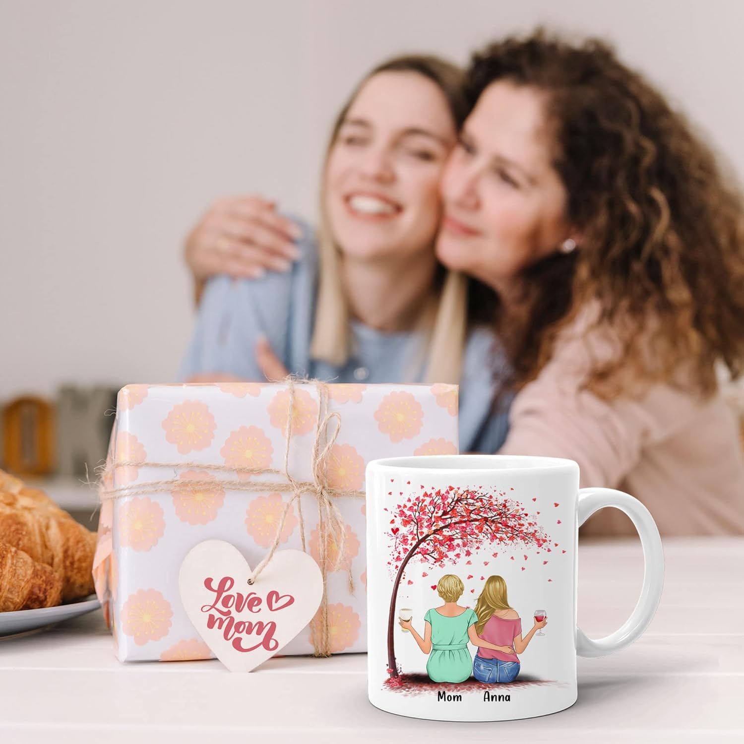 Taza de café personalizada con Avatares, nombres (madre e hija) con texto en inglés “Happy Mother’s Day The Love Between A Mother And Daughter Is