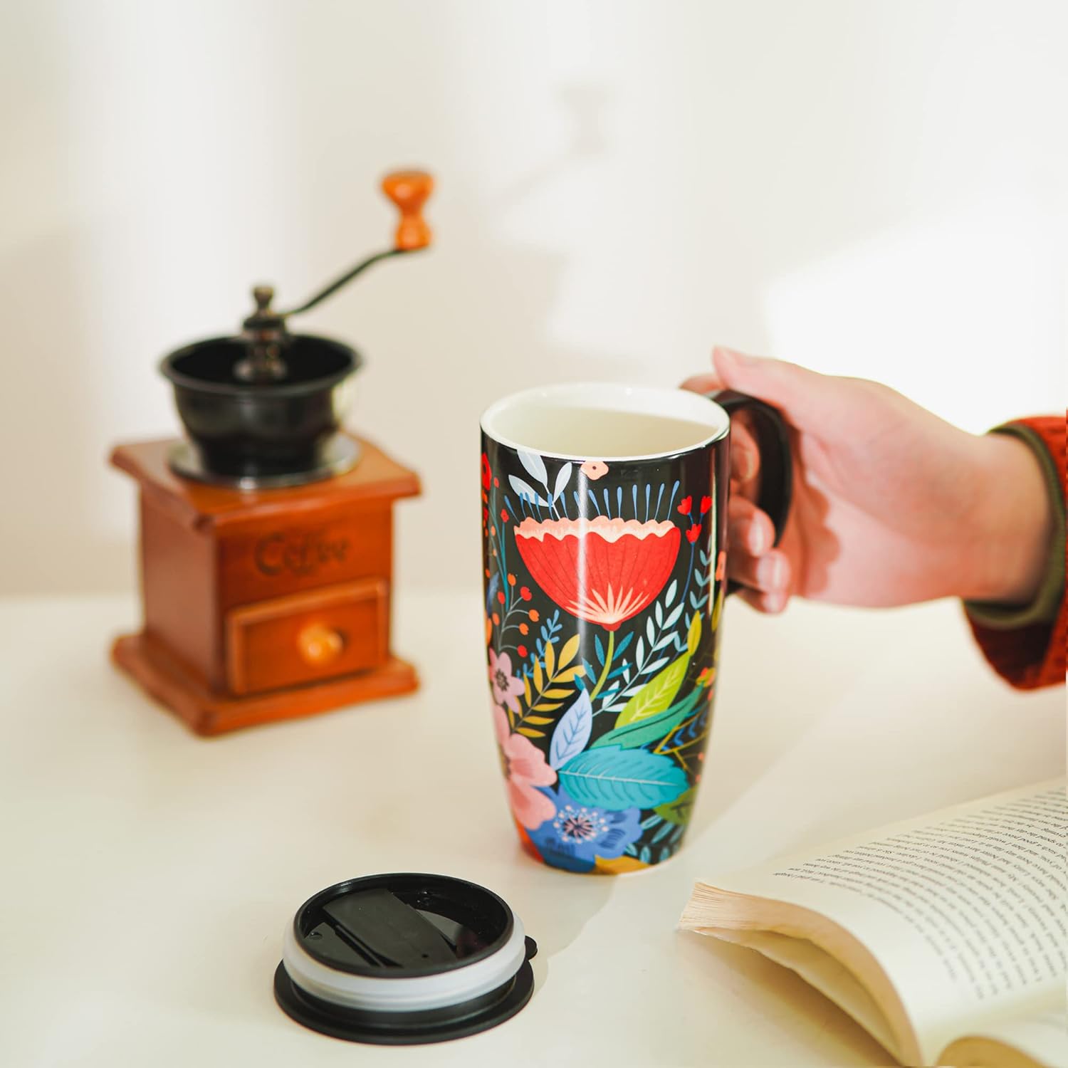 Topadorn Taza de café de cerámica con tapa de 17 onzas, taza de té alta de porcelana con asa para el hogar y la oficina, taza roja con patrón de