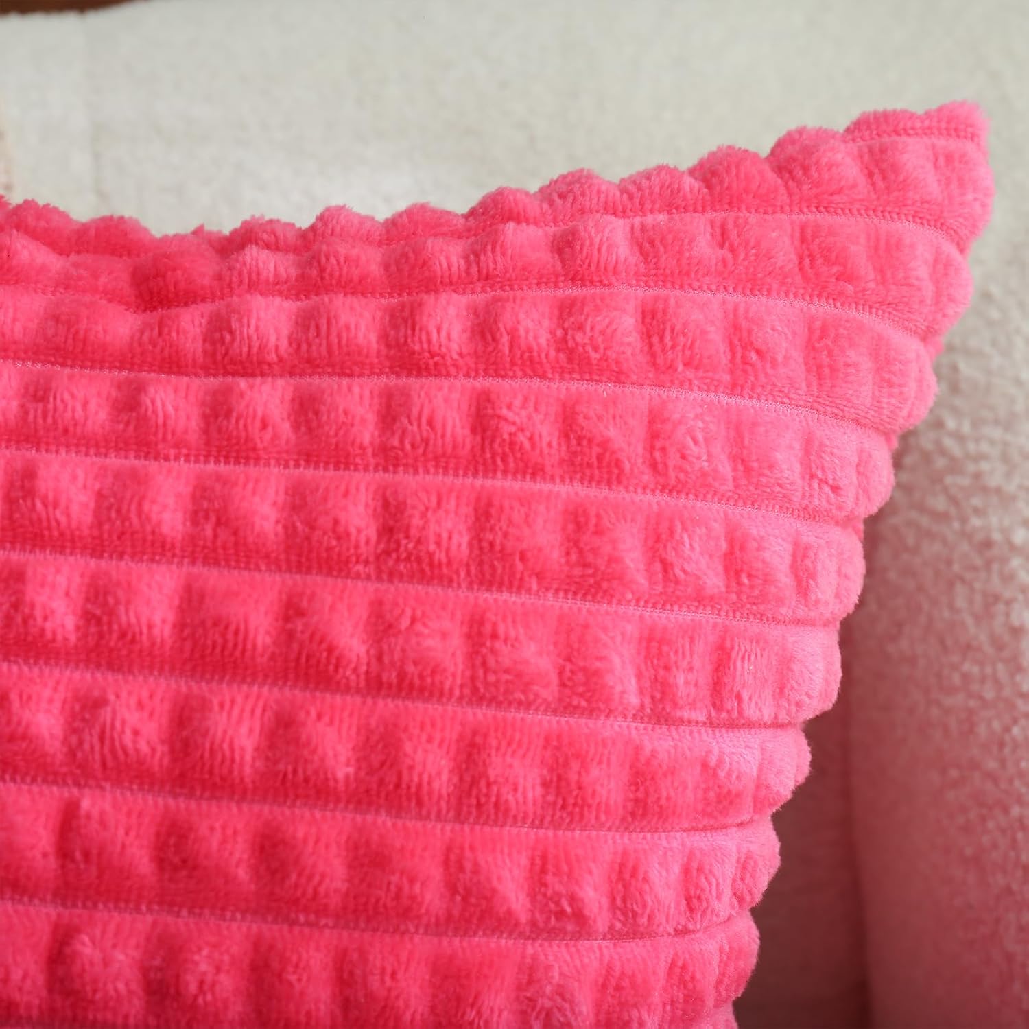 Puncuntex Juego de 2 fundas de almohada decorativas de color rosa intenso de 18 x 18 pulgadas, fundas de almohada de felpa súper suave, esponjosas y