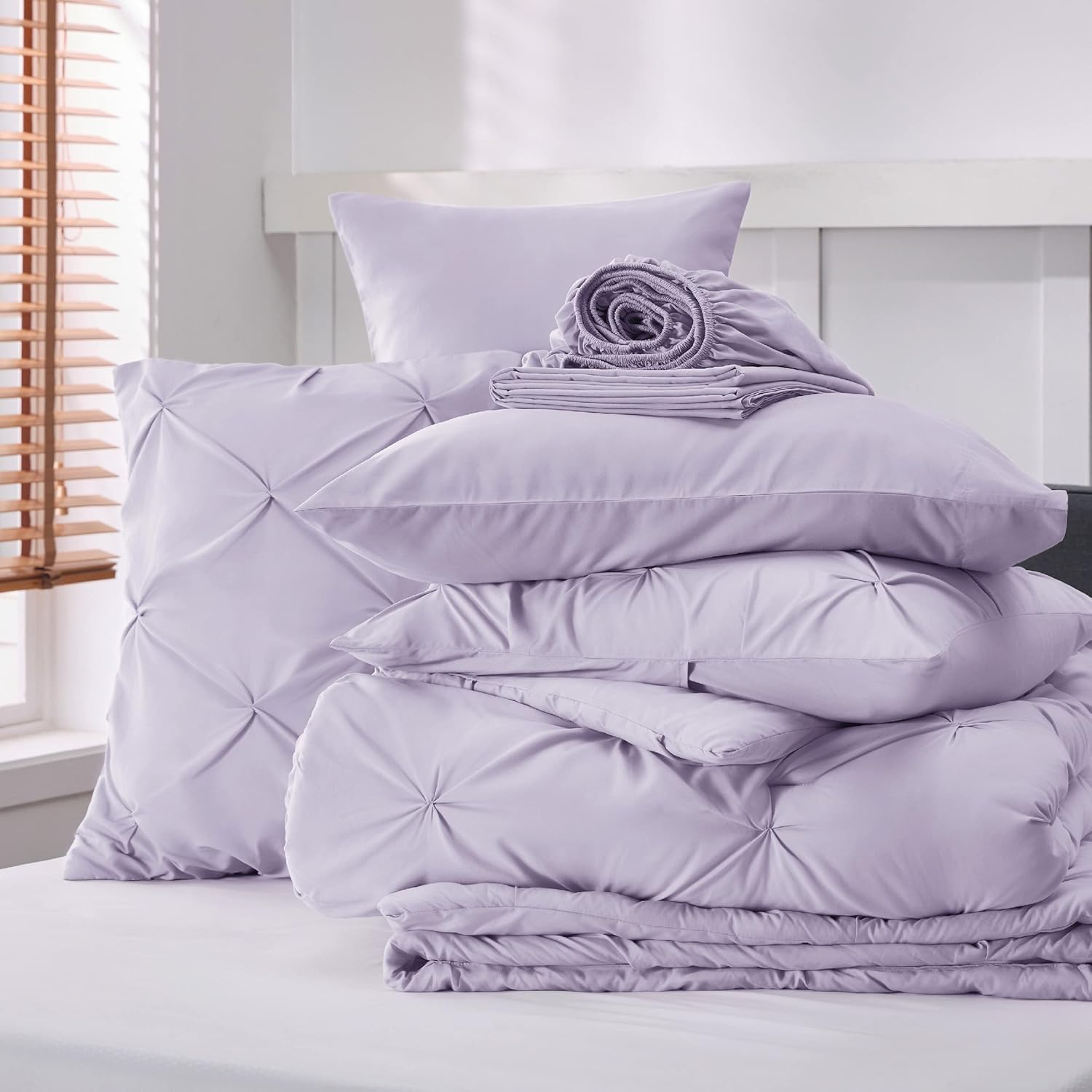 Bedsure Juego de edredón de color morado claro tamaño King, juego de ropa de cama King de 7 piezas, ropa de cama con pintuck en una bolsa, juego de