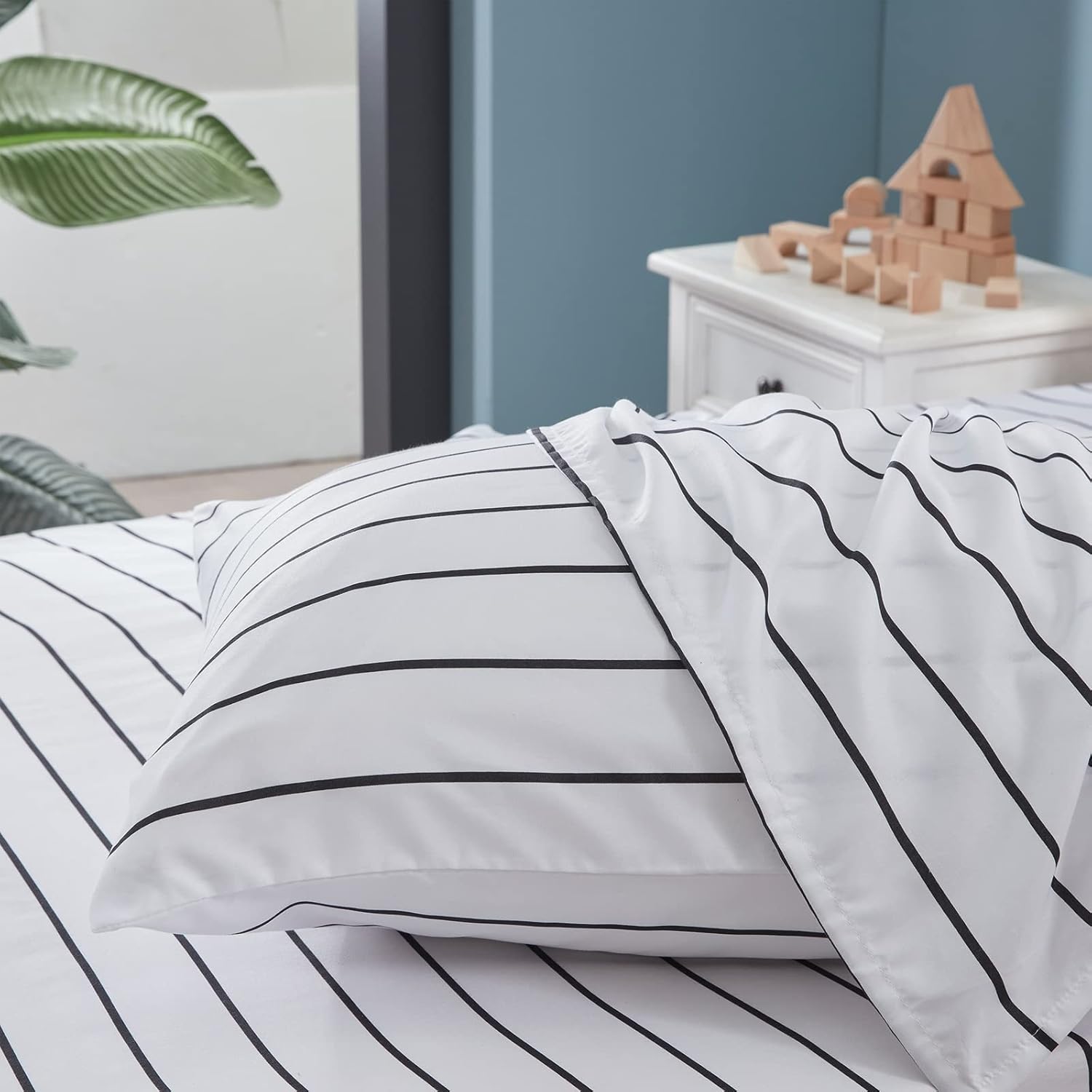 Homiest Juego de sábanas de 4 piezas, color blanco y negro, tamaño matrimonial, juego de ropa de cama suave a rayas horizontales, con bolsillo