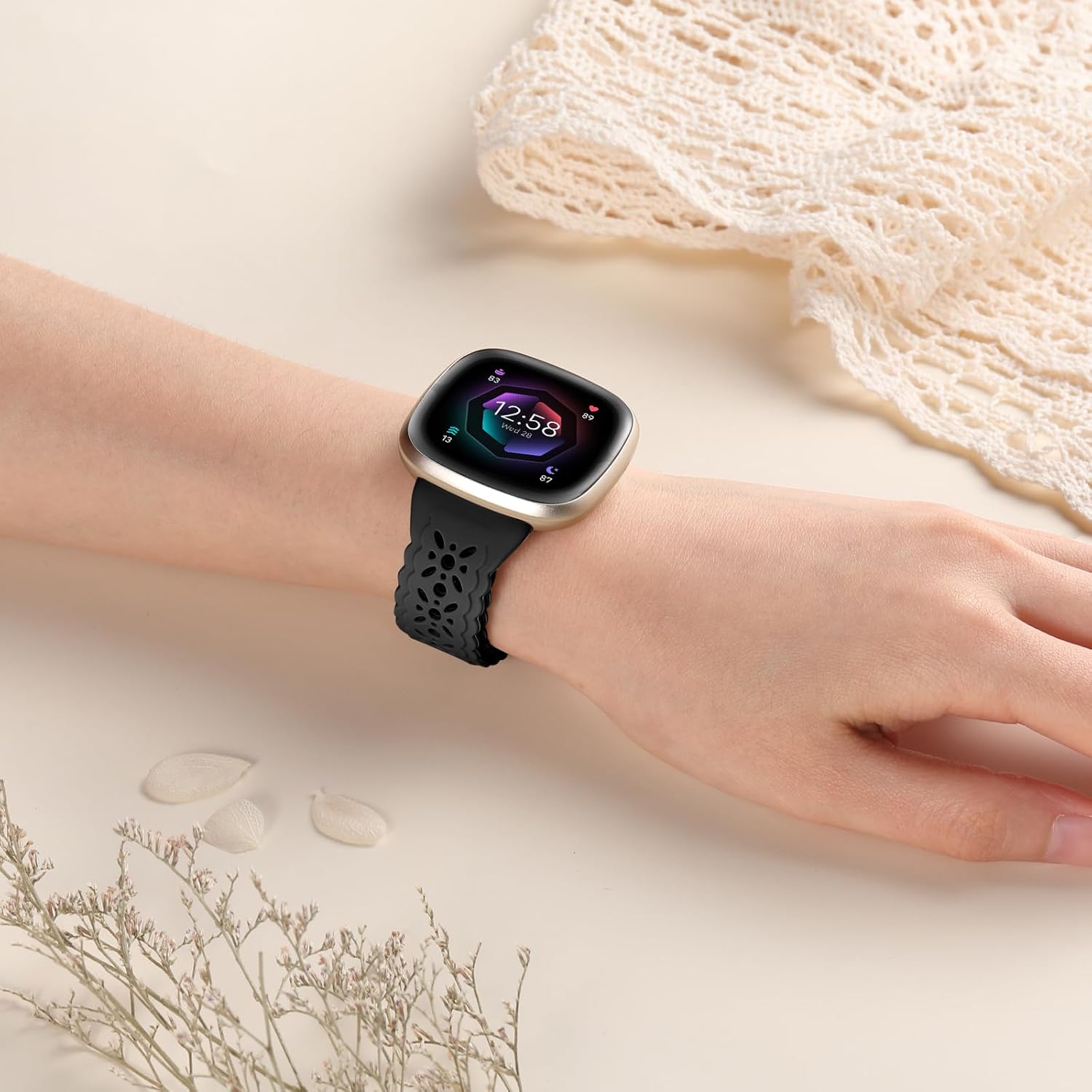 Dirrelo Paquete de 4 correas de silicona de encaje compatibles con Fitbit SenseFitbit Versa 3 bandas mujeresFitbit Versa 4 bandasSense 2 bandas,