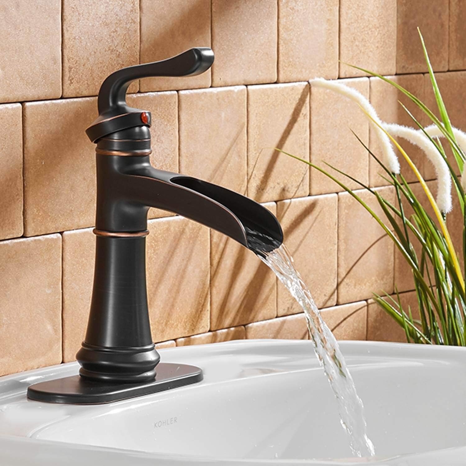 Homevacious Grifo de baño de bronce aceitado cascada fregadero de una sola manija mezclador con montaje de drenaje emergente