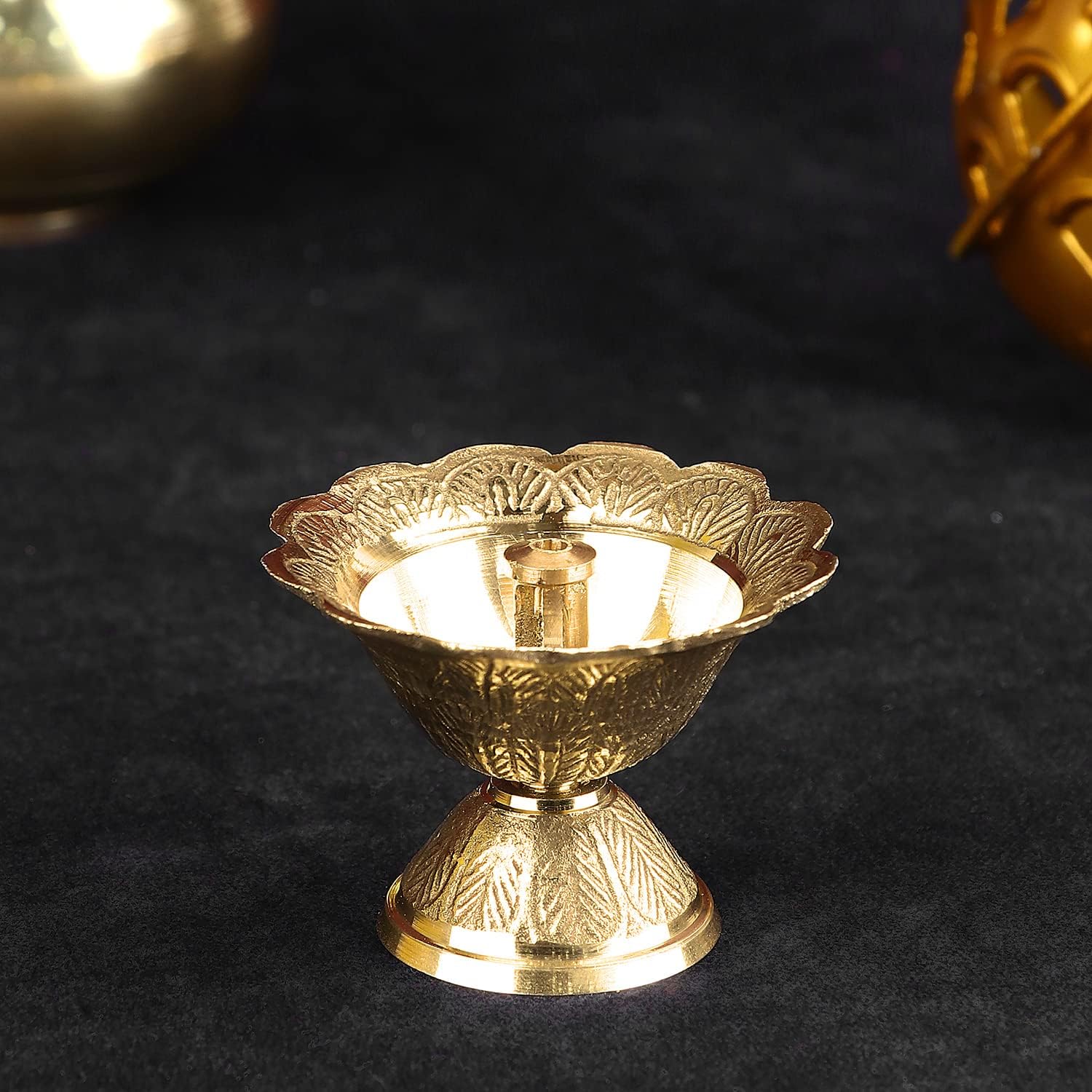 SATVIK – 1 pieza de latón en forma de flor Diya diseño grabado Devdas Metal Akhand Dia Festival Diwali Puja Pooja Mandir Home Temple Oil Lamp con