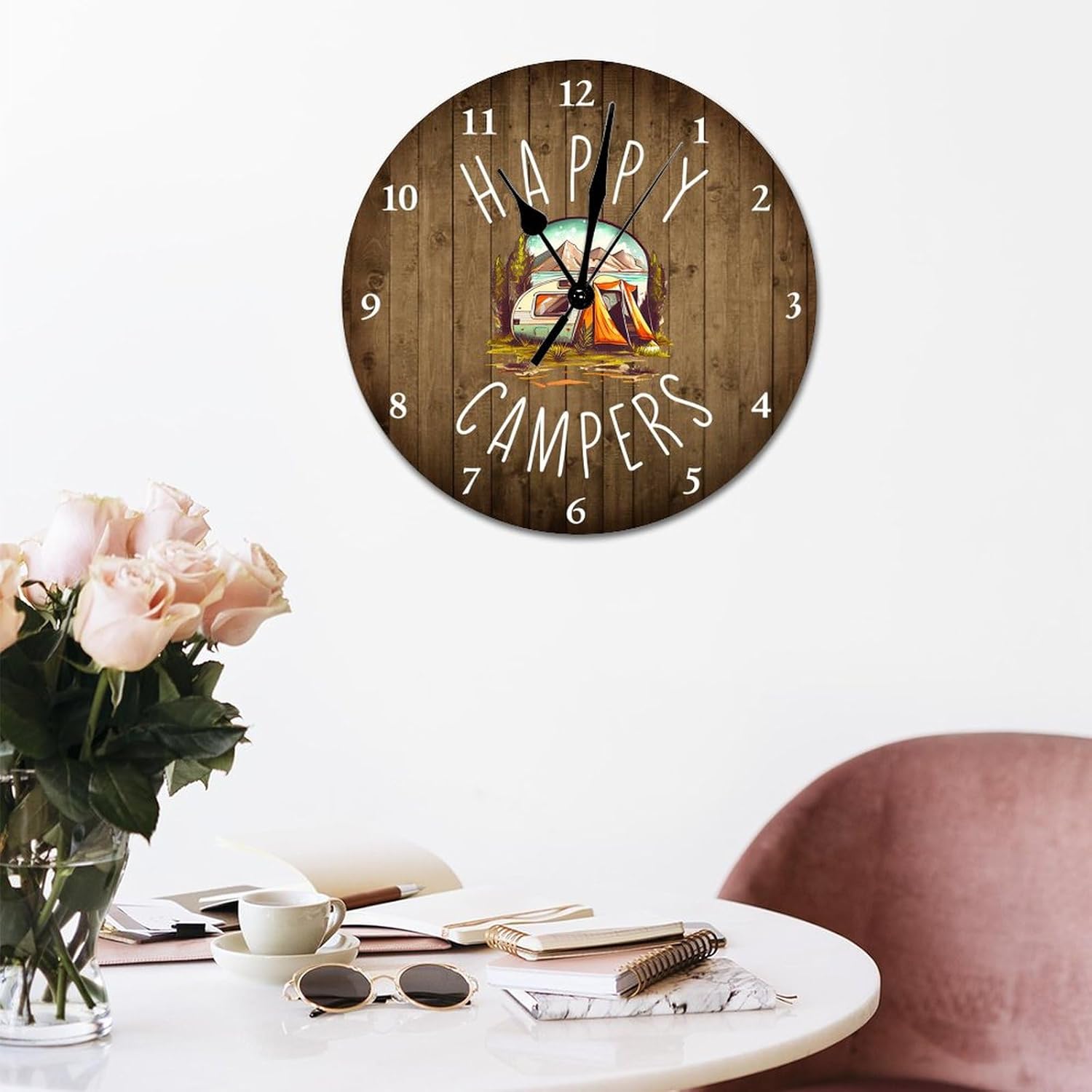 Reloj de PVC de 10 pulgadas silencioso sin tictac Happy Camper sin marco, con temática de camping, funciona con pilas, moderno reloj colgante