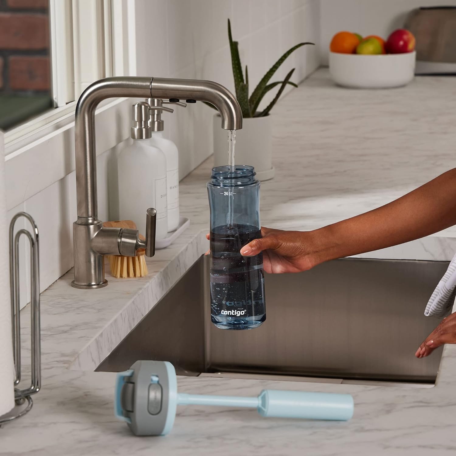 Contigo Wells – Botella de agua con filtro de plástico con tapa de popote a prueba de fugas y filtro de repuesto, botella de agua reutilizable de 24