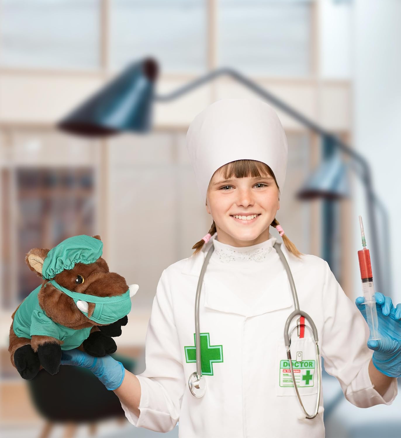DolliBu Juguete de peluche de médico de jabalí salvaje, súper suave, disfraz de médico de jabalí con bonito uniforme y traje de gorra, regalo con