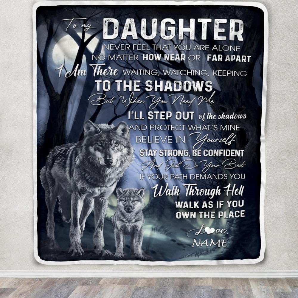 Manta personalizada con texto en inglés To My Daughter from Mom, Never Feel You are Alone, diseño de lobo, luna, noche de bosque oscuro, familia,