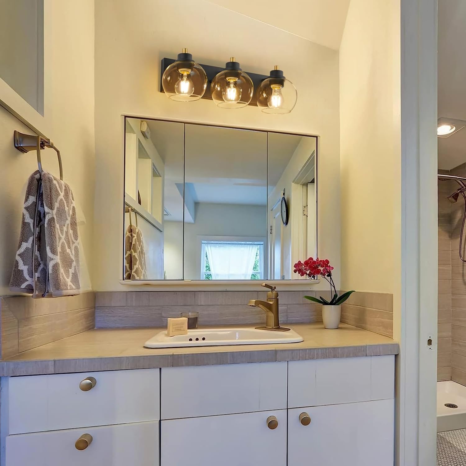 Lámpara de tocador de baño de 3 luces, lámparas de baño negras y doradas, lámpara de tocador moderna con pantalla de vidrio transparente, aplique de