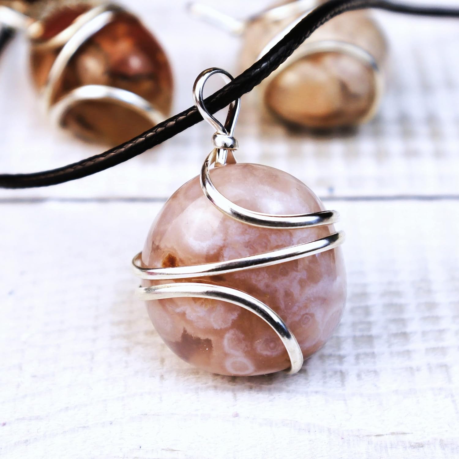 Collar de cristal de ágata de flores, colgante envuelto en alambre de ágata de flor de cerezo. Cristal curativo para calma, estabilidad y