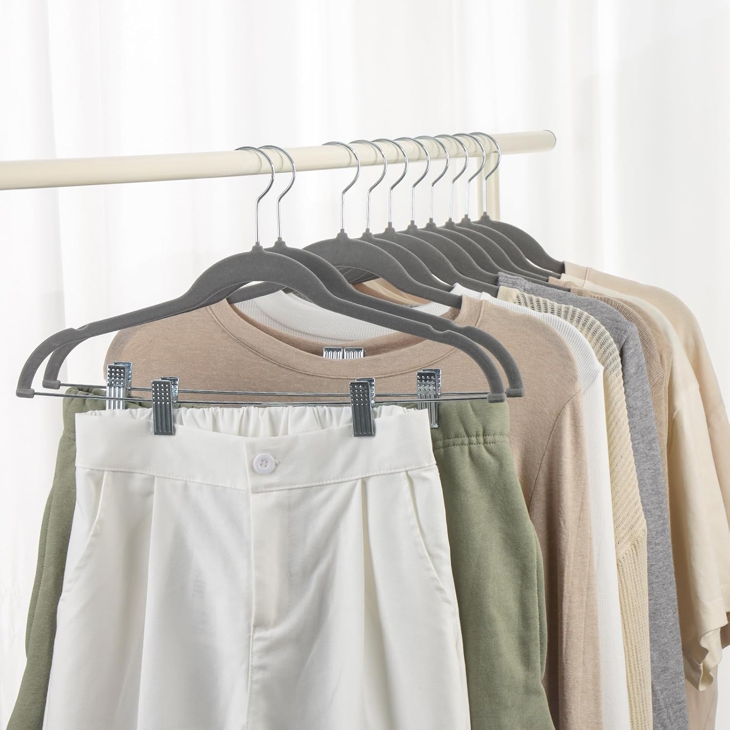 Perchas de terciopelo para pantalones, paquete de 24, perchas antideslizantes para falda y pantalones con clips ajustables, ganchos giratorios de