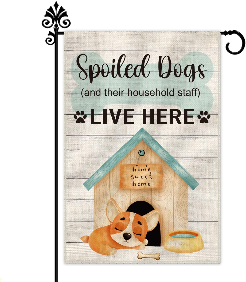 Hafhue Spoiled Dogs and Their Household Staff Live Here – Bandera de bienvenida para jardín, patio, decoración de granja al aire libre, impresión