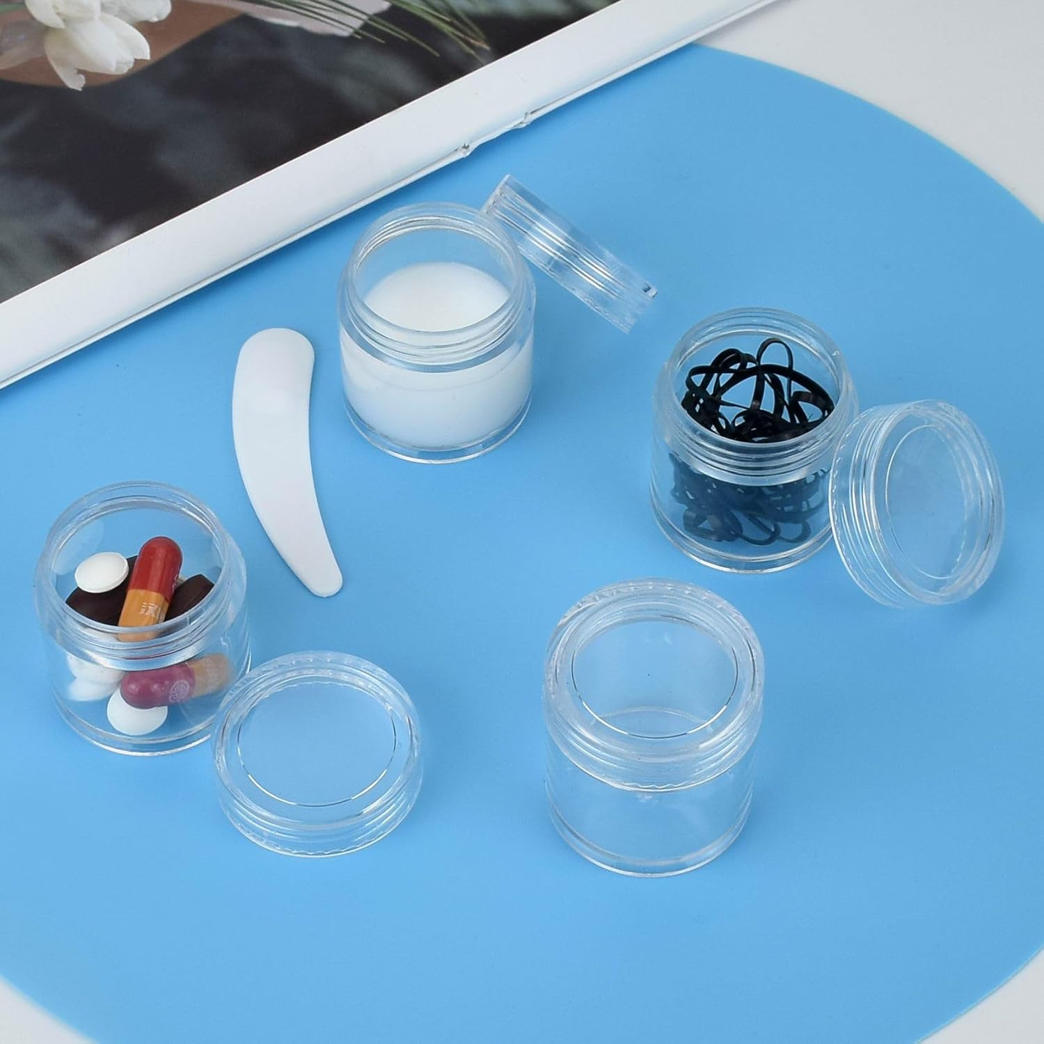 60 frascos redondos cosméticos vacíos de 0.35 oz, ollas de muestra, ollas de viaje con espátula para cosméticos, polvo de uñas, cuentas, diamantes