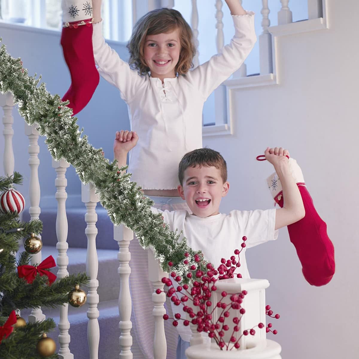 Eummy Guirnalda de Navidad de 8.9 pies, guirnalda de nieve artificial esmerilada, corona de caristmas, decoración de Navidad para interiores y