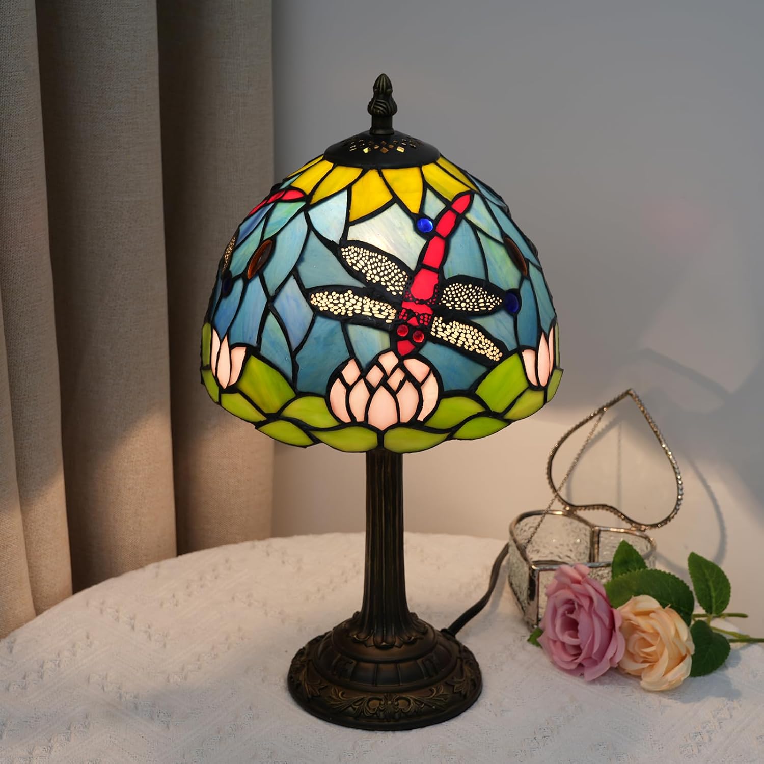 Blivuself Lámpara de mesa estilo Tiffany con flores de loto y libélula para sala de estar, dormitorio, decoración de mesita de noche, azul, pequeña,