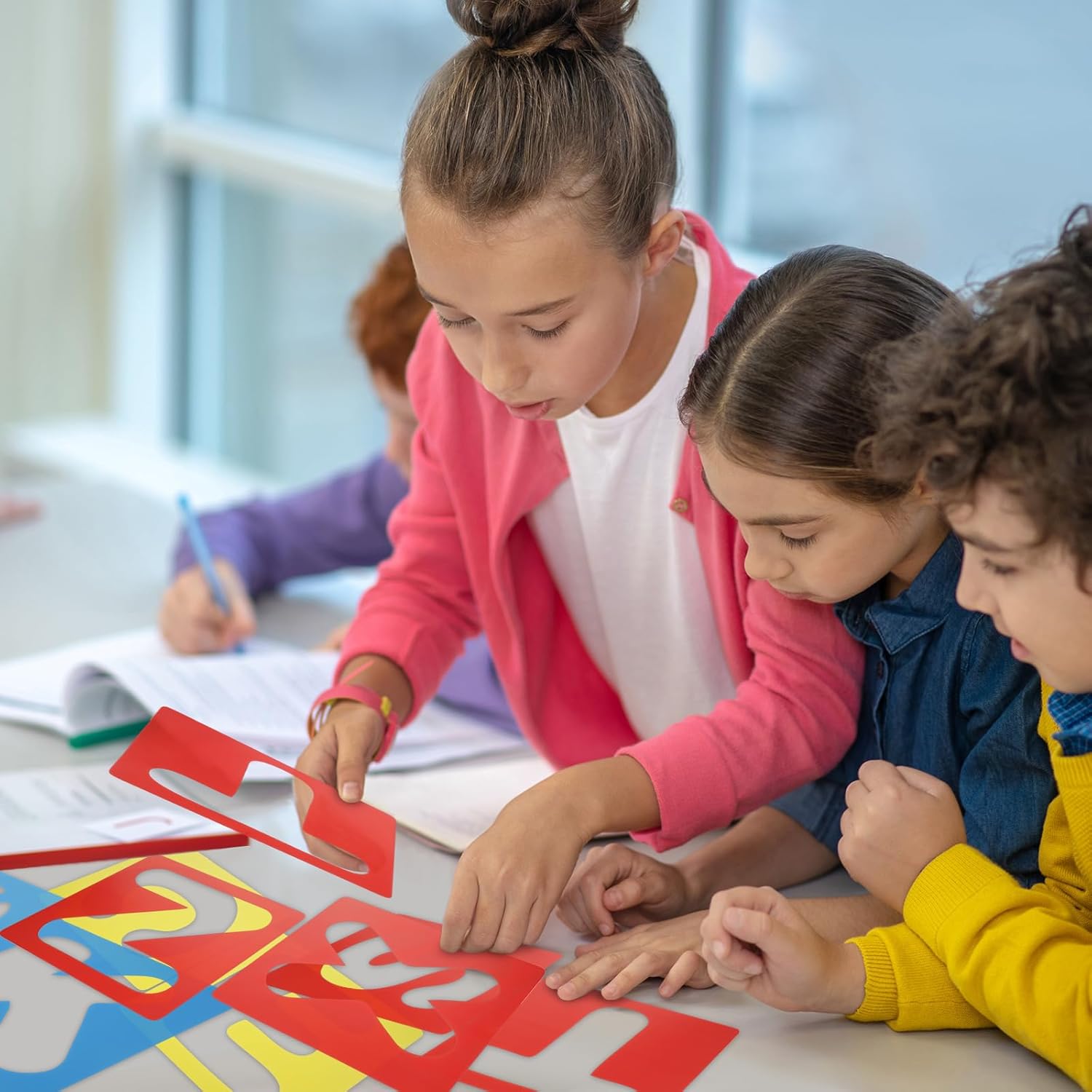 TecUnite Juego de 26 plantillas de letras del alfabeto, plantillas de letras de plástico para aprendizaje de pintura, decoración de manualidades (12