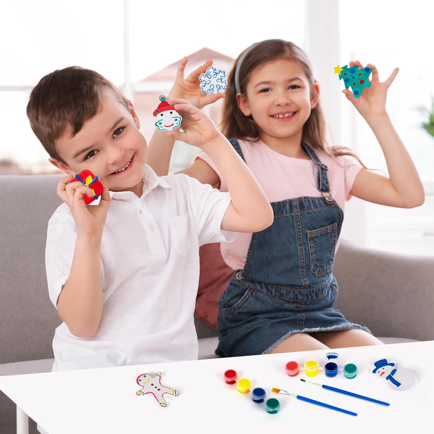 ArtCreativity Kit de pintura de cerámica navideña para niños, 6 figuras de cerámica, 2 juegos de pintura y 2 pinceles, manualidades de pintura