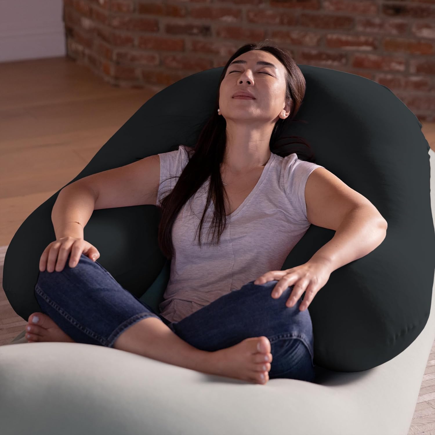 Yogibo – Almohada de apoyo para lectura, almohada única en forma de U con brazos, proporciona un excelente apoyo y comodidad, almohada de descanso
