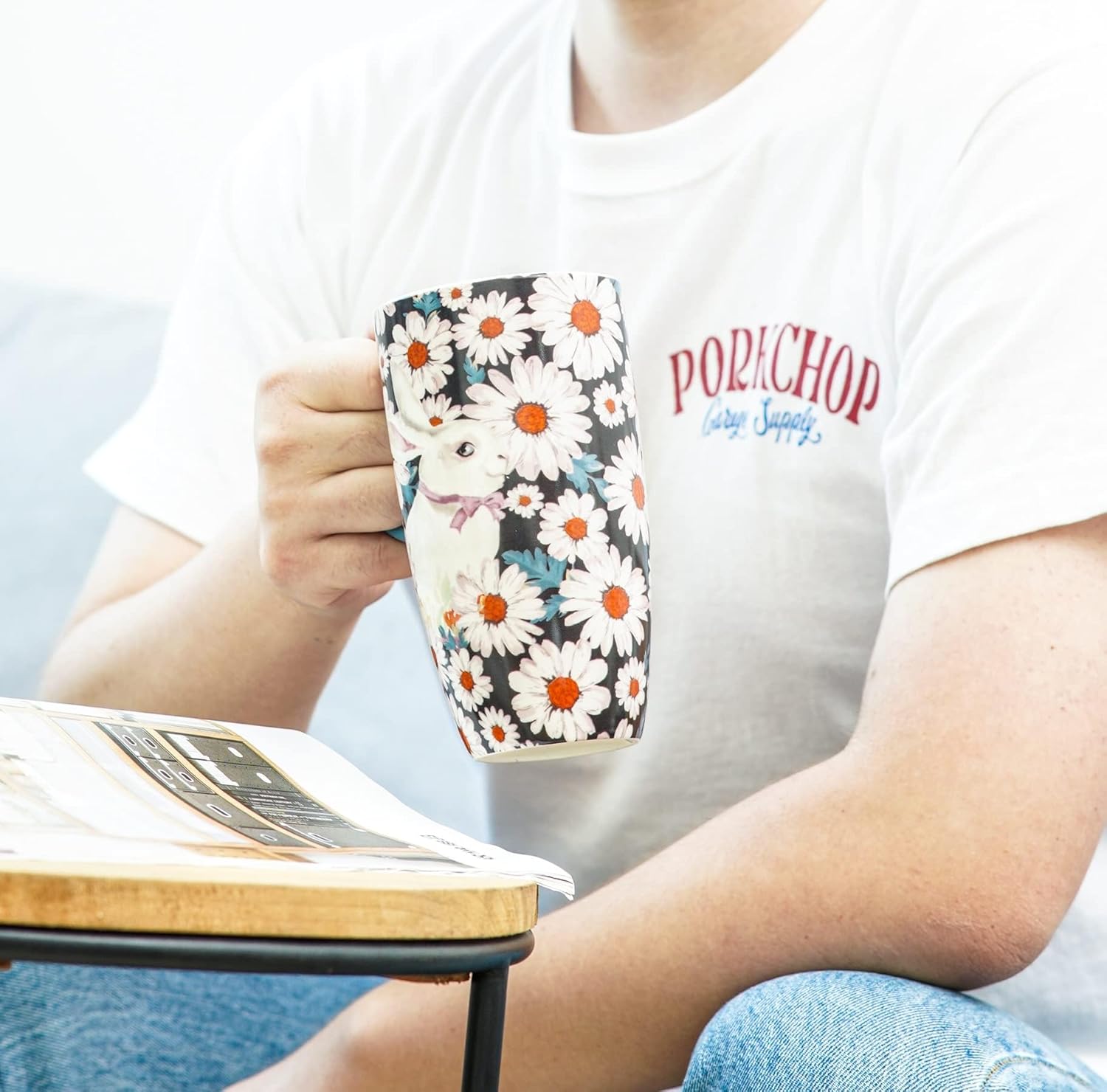 DUSVALLY Taza de cerámica para café, taza de café de viaje, taza de té con leche de porcelana con tapa y caja de color, 17 onzas, taza alta grande,