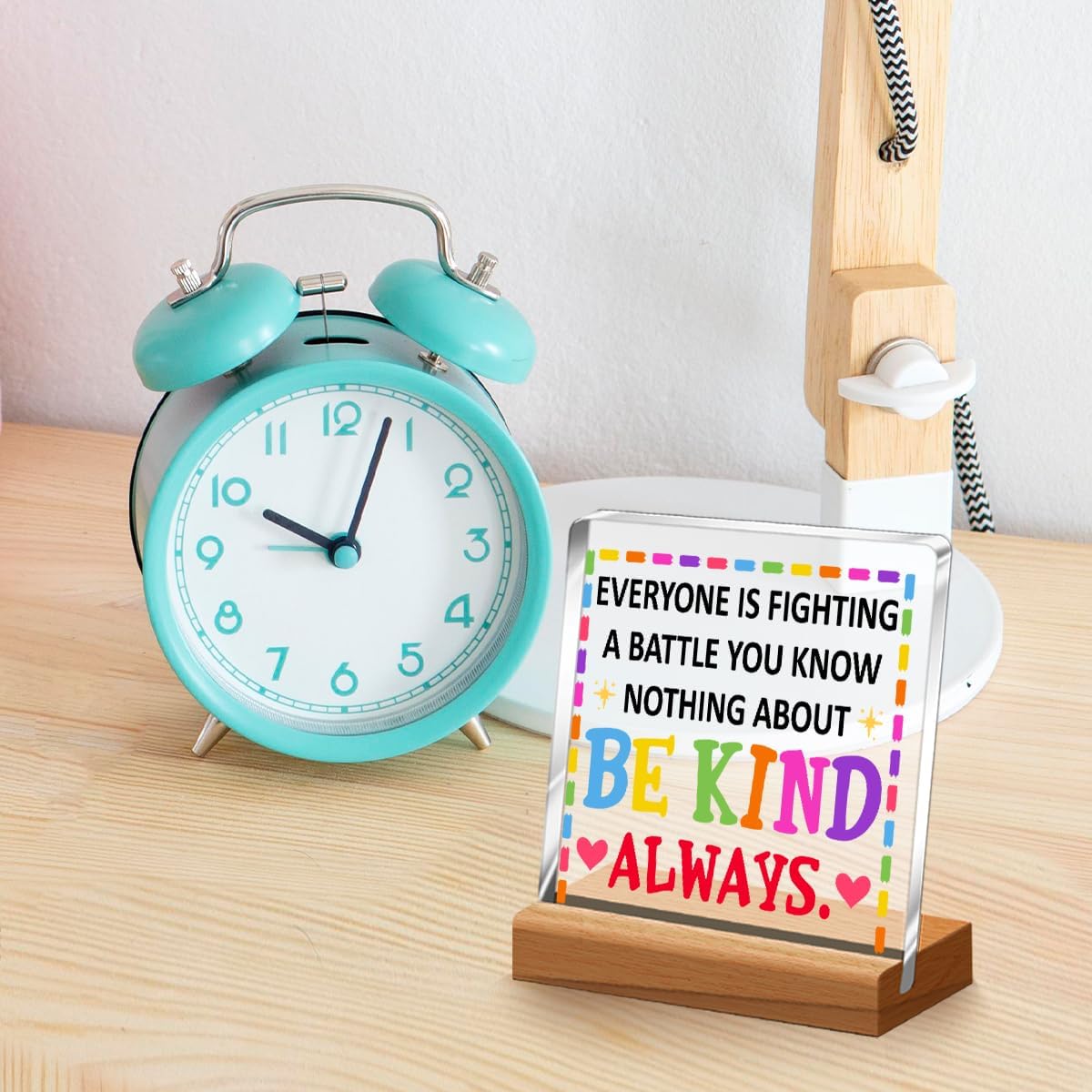 Decoración inspiradora de escritorio, con texto en inglés “Everyone You Meet is Fighting a Battle You Know Nothing About de acrílico con soporte de