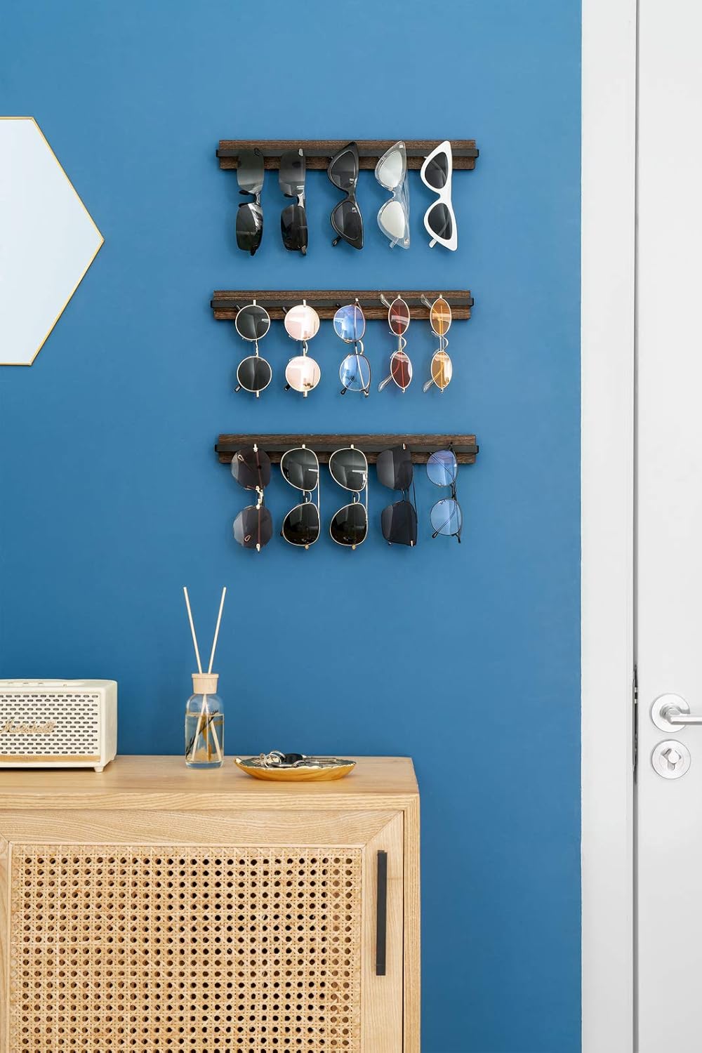 Mkono Organizador de almacenamiento de lentes de sol de madera montado en la pared, soporte rústico para gafas, estante colgante para entrada, sala