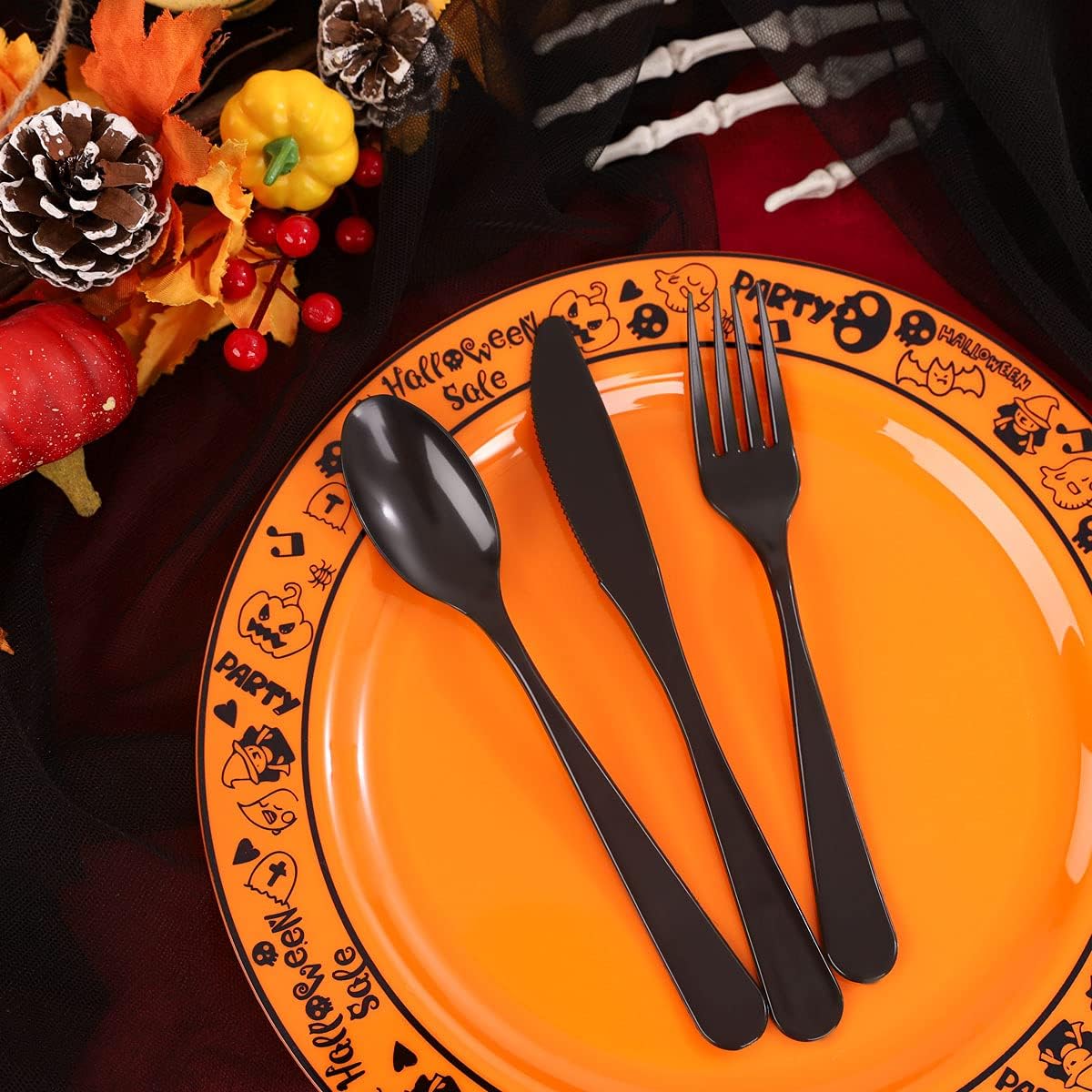 Hioasis 150 platos de plástico de Halloween y platos de plástico naranja con patrón de Halloween negro para 25 invitados, cubiertos de plástico