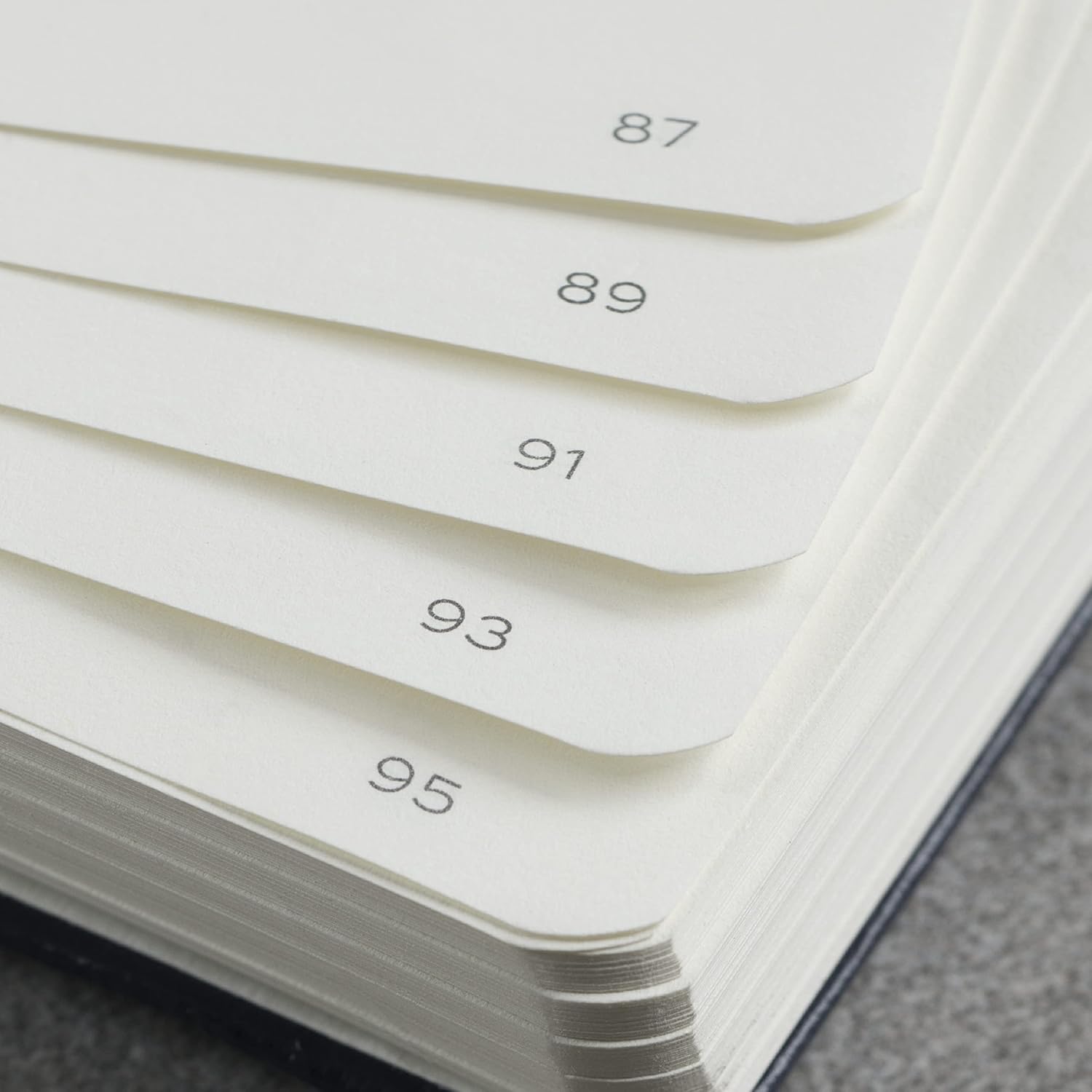LEUCHTTURM1917 – Cuaderno de tapa dura de bolsillo A6-187 numeradas para escribir y escribir diario (azul marino, punteado)