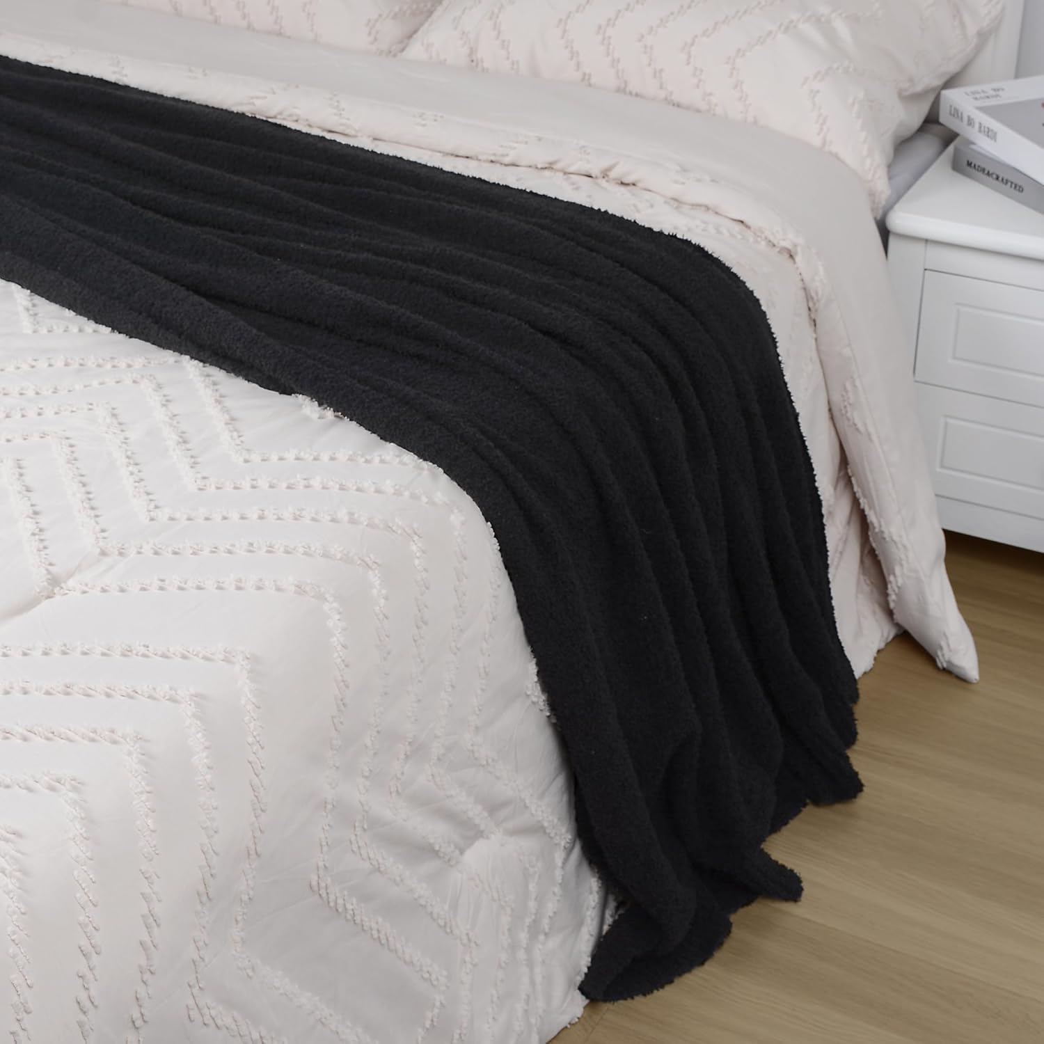 Manta de punto súper suave de 60 x 80 pulgadas, ligera, acogedora y cálida, manta gruesa y esponjosa para sofá, cama, oficina, color negro