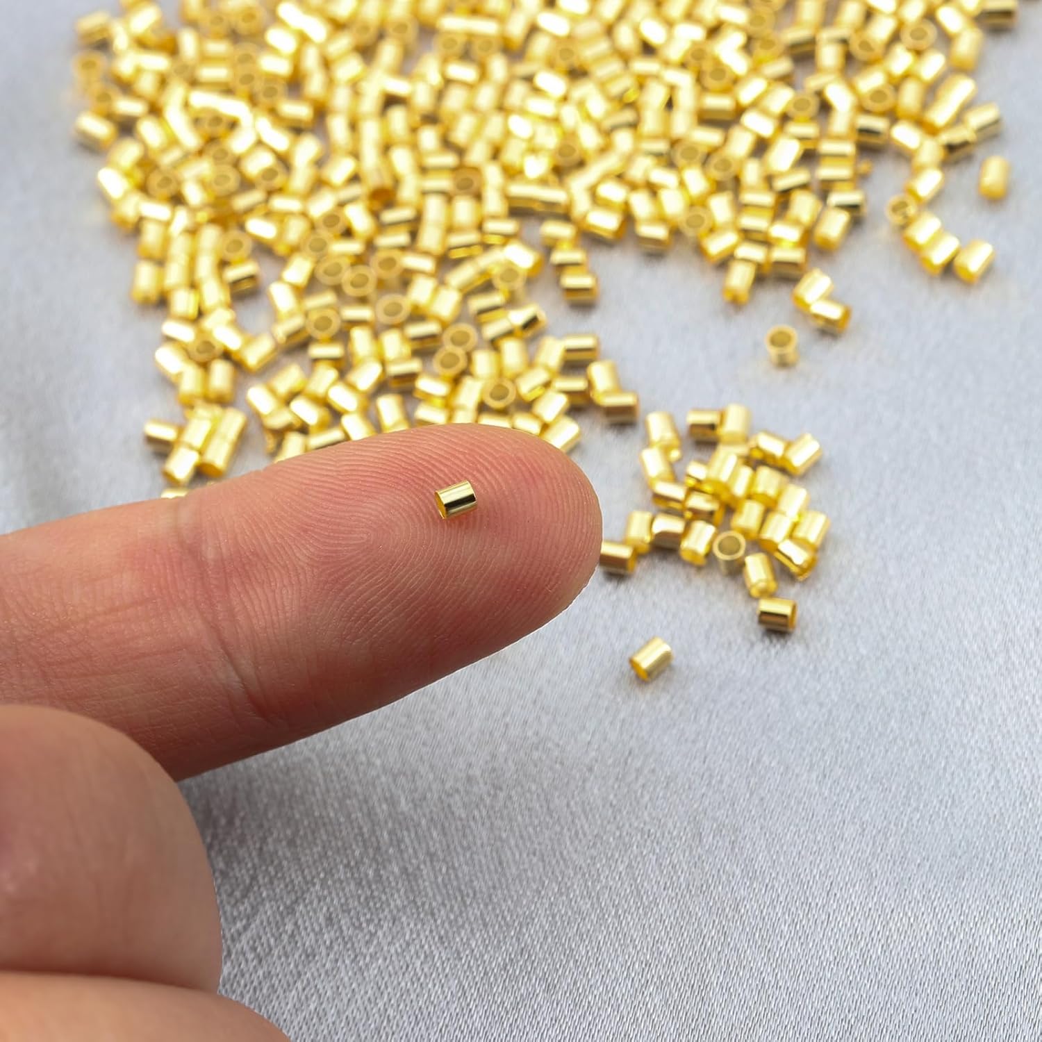 500 cuentas engarzadas para fabricación de joyas, latón chapado en oro de 18 quilates de 0.078 x 0.079 pulgadas, tapones de columna para asegurar