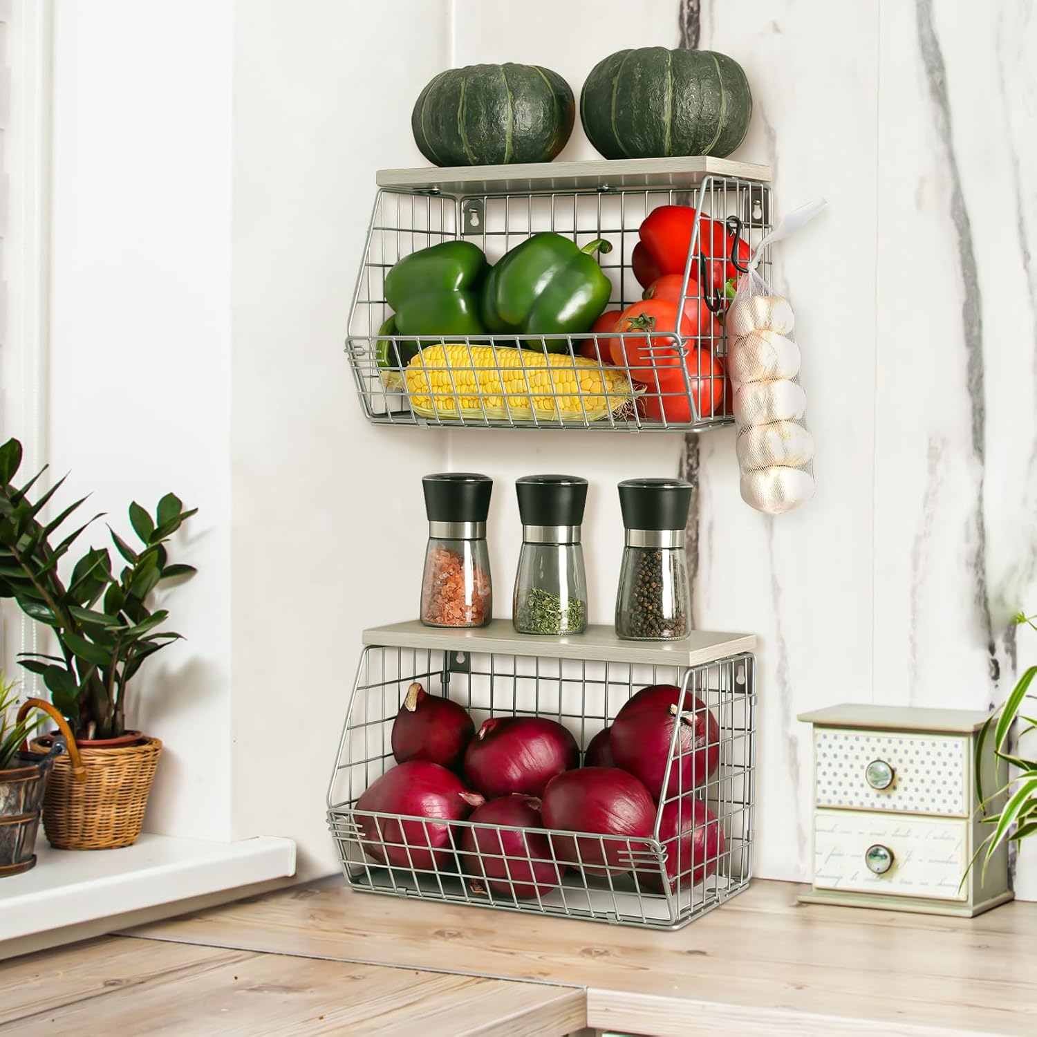 2 cestas de frutas plateadas, apilables montadas en la pared y cesta de almacenamiento con tapa de madera, cesta de alambre colgante de cocina para