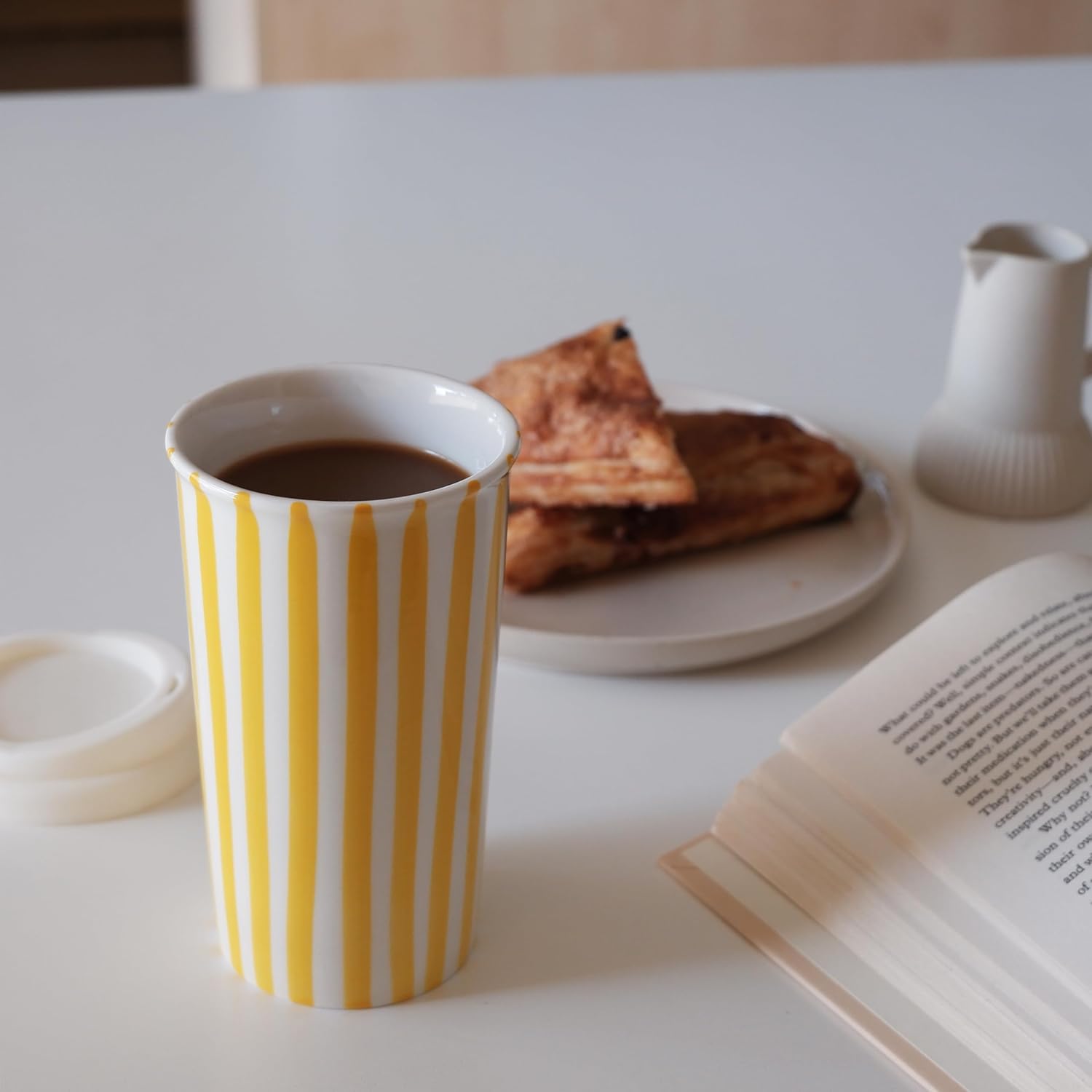 Taza de viaje de cerámica Millie con tapa, taza de café reutilizable de 12 onzas, esta taza de café de viaje de cerámica hecha a mano es apta para