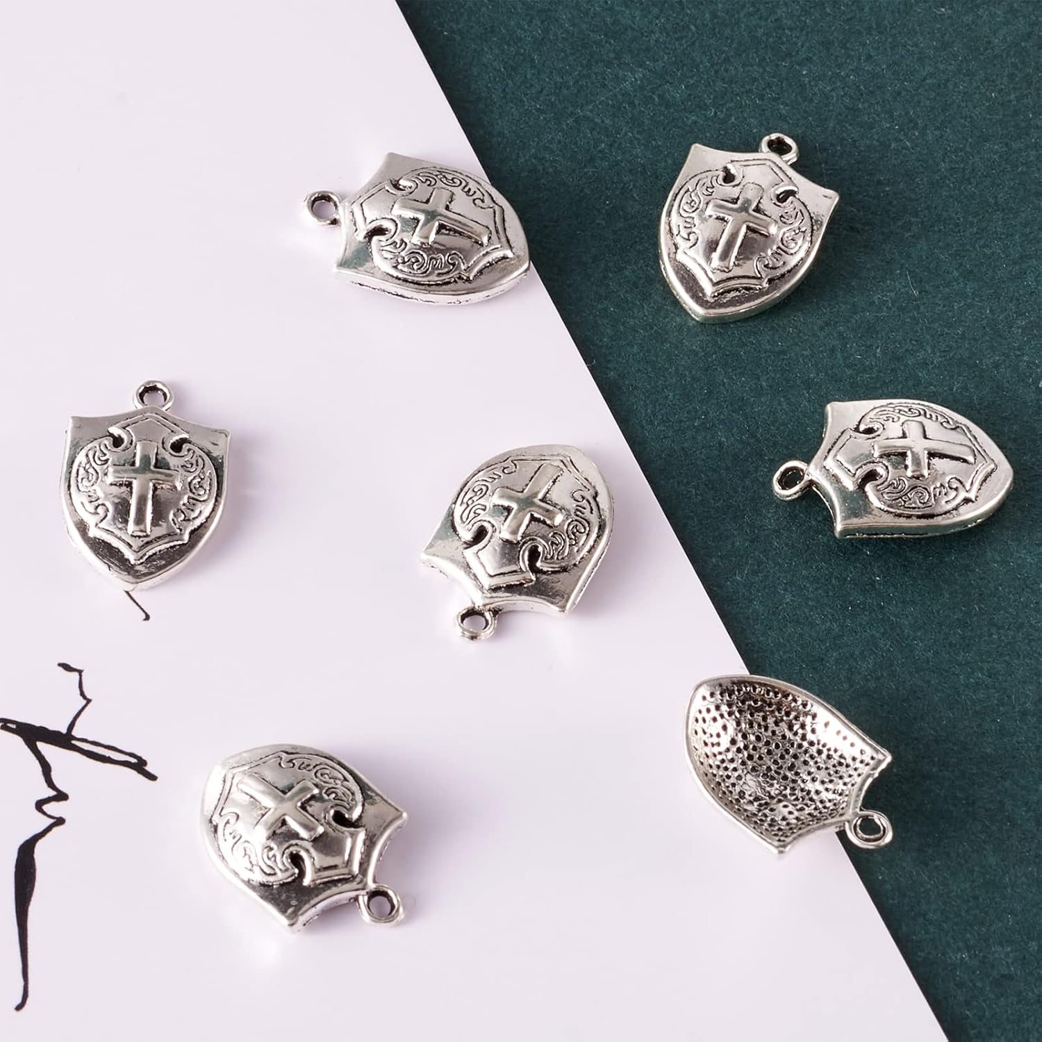 Craftdady Dijes pequeños de cruz estilo tibetano de plata antigua, cruzas de fe, colgantes de cruz de crucifijo, dijes colgantes de metal para