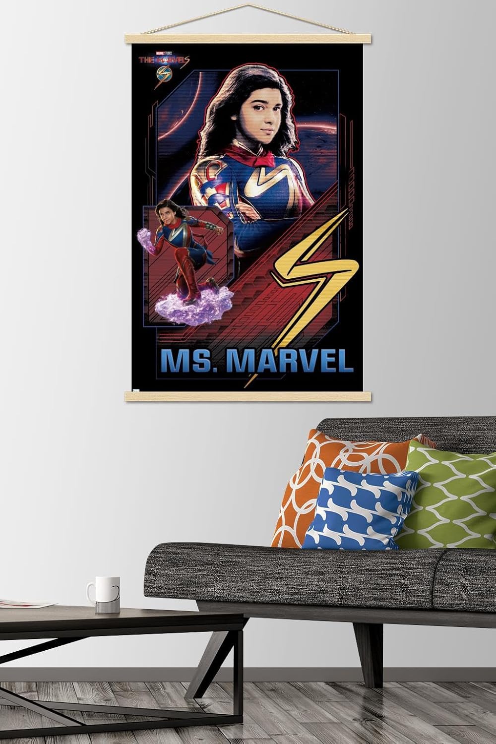 Trends International Marvel The Marvels – Póster de pared de Ms. Marvel, 22.37 x 34.00 pulgadas, paquete de impresión premium y colgador de madera