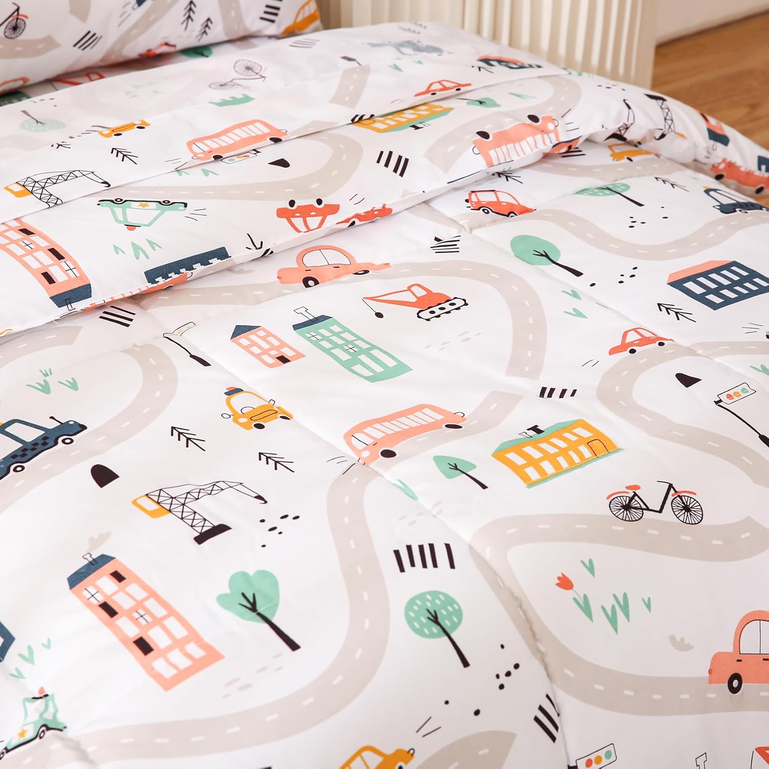 JSD Juego de ropa de cama de 4 piezas con estampado de coches para niños y niñas, incluye sábana encimera, sábana bajera, edredón acolchado y funda