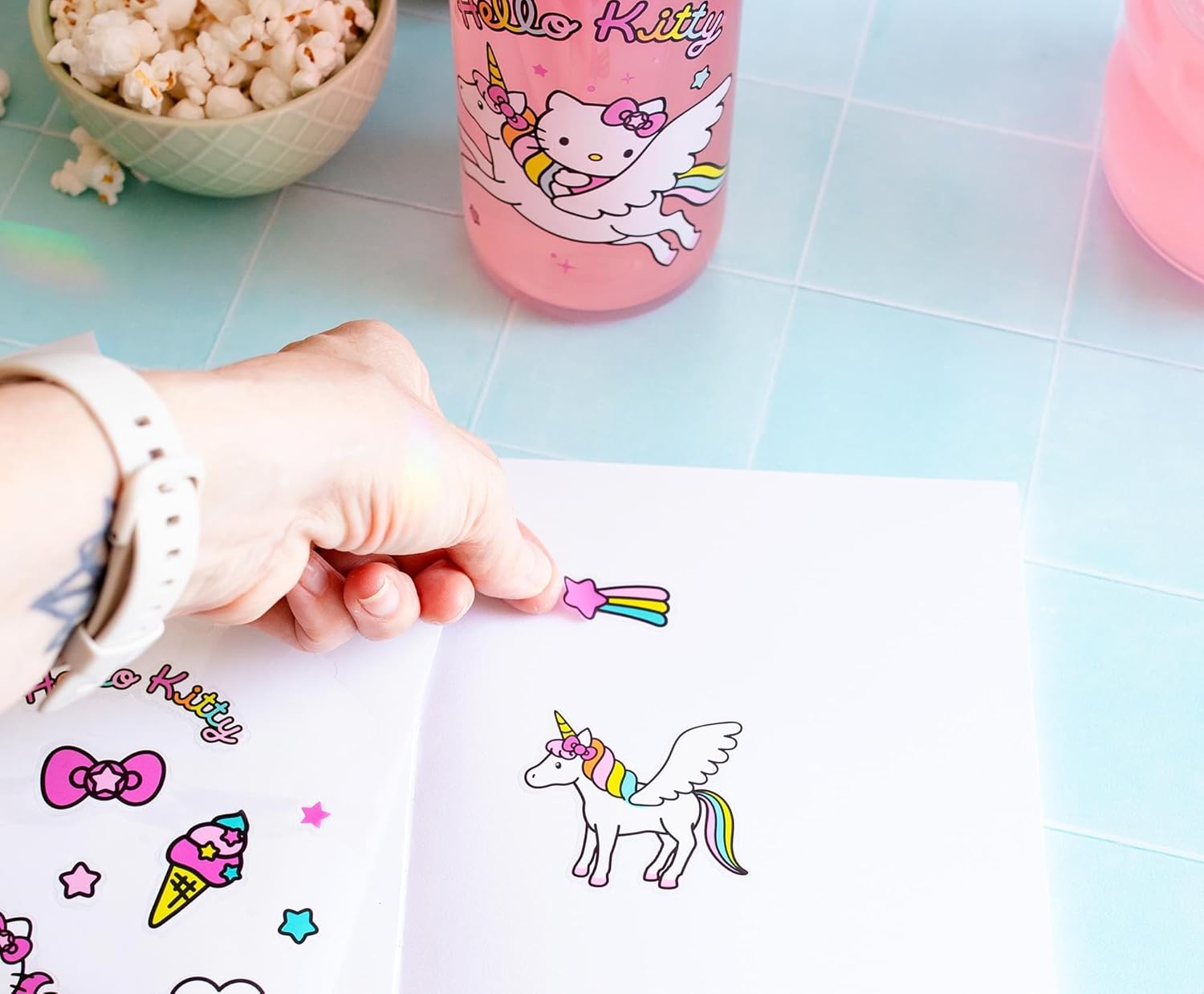 Sanrio Hello Kitty Unicorn Twist Spout – Juego de jarra de agua de plástico y calcomanías para personalizar  Capacidad para 20 onzas