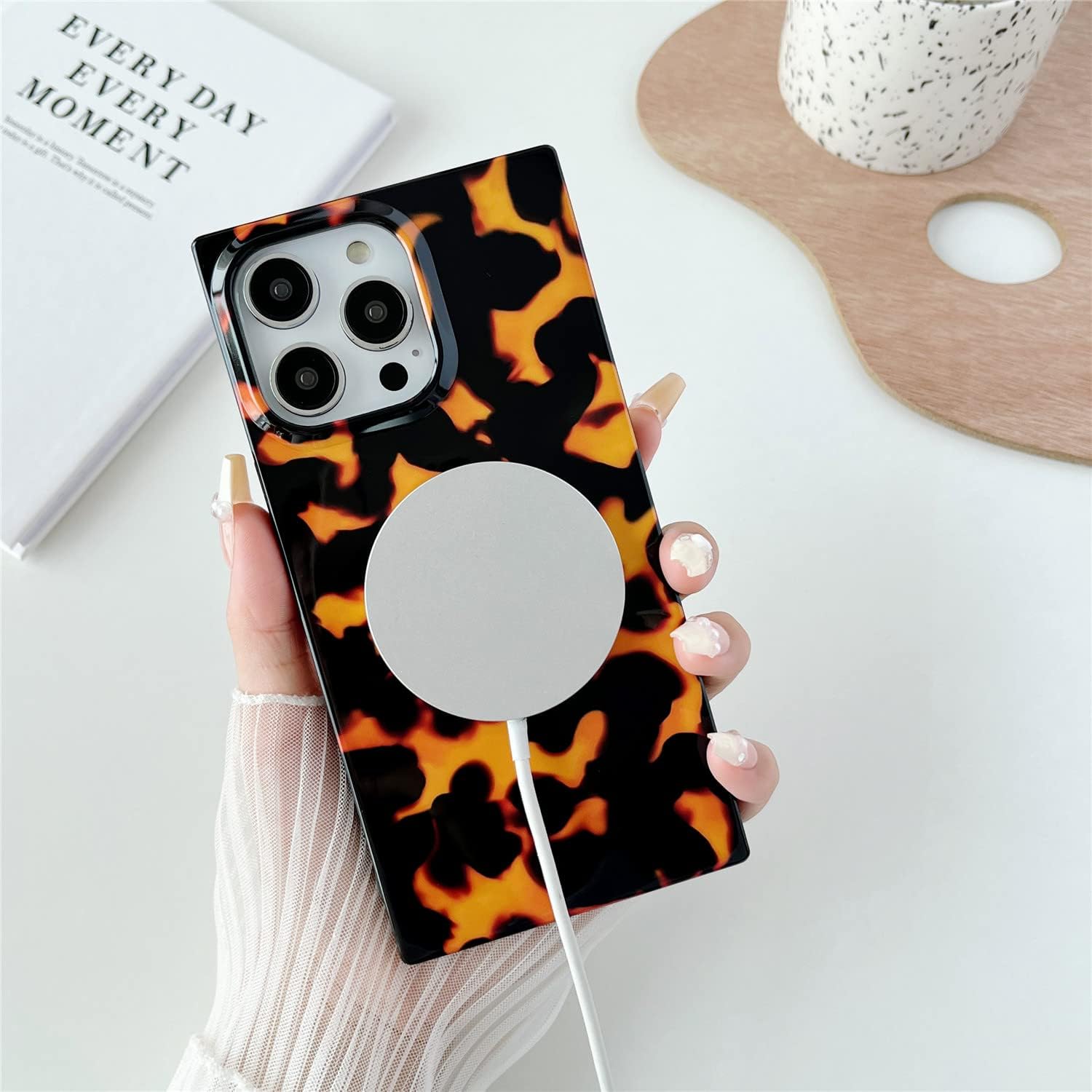 Cocomii Funda cuadrada diseñada para iPhone 13 Pro Max, compatible con MagSafe, delgada, brillante, bronceado y blanco, estampado animal de moda,